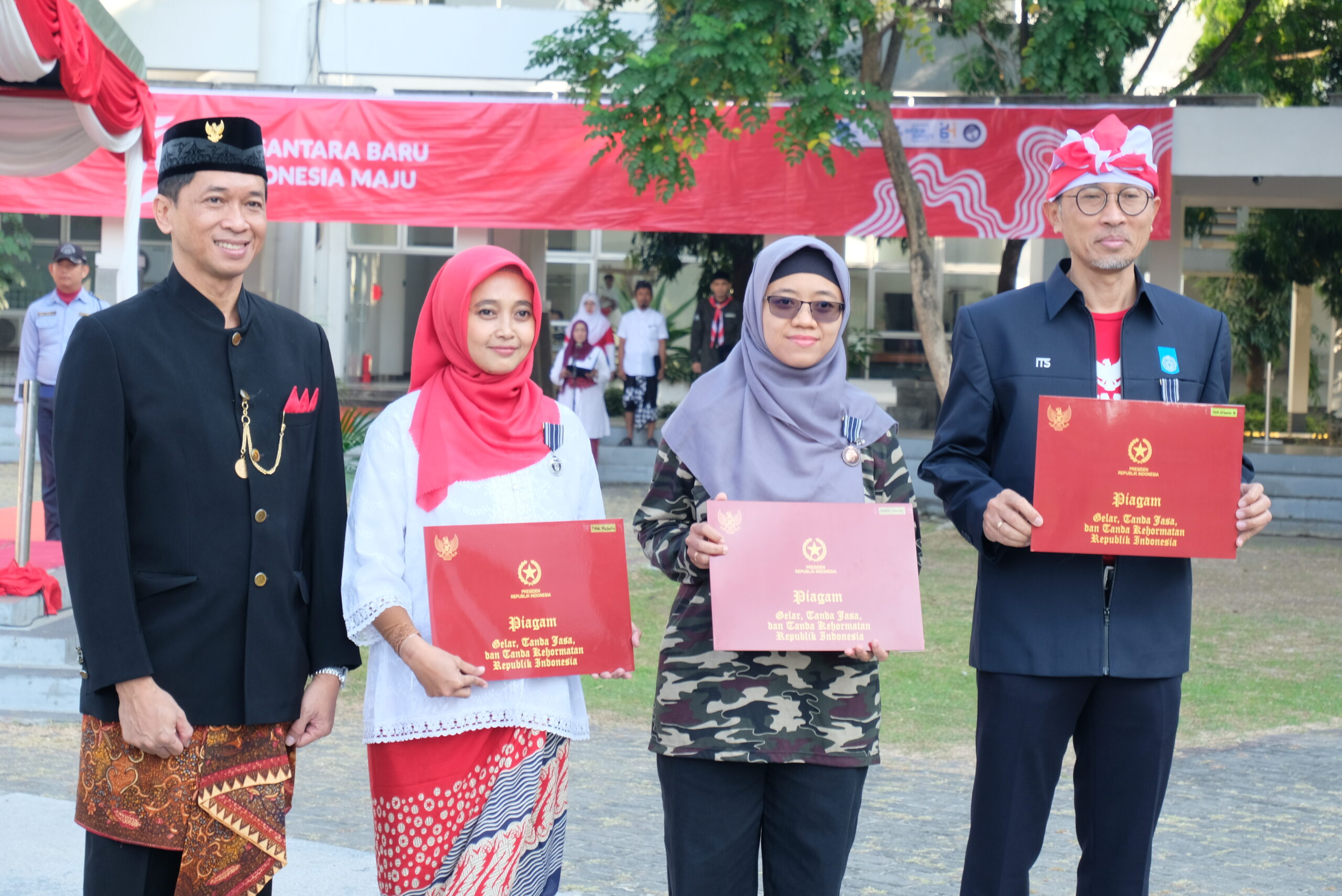 Rektor ITS Ir Bambang Pramujati ST MSc Eng PhD IPU AEng (kiri) bersama penerima penghargaan Satyalancana Karya Satya