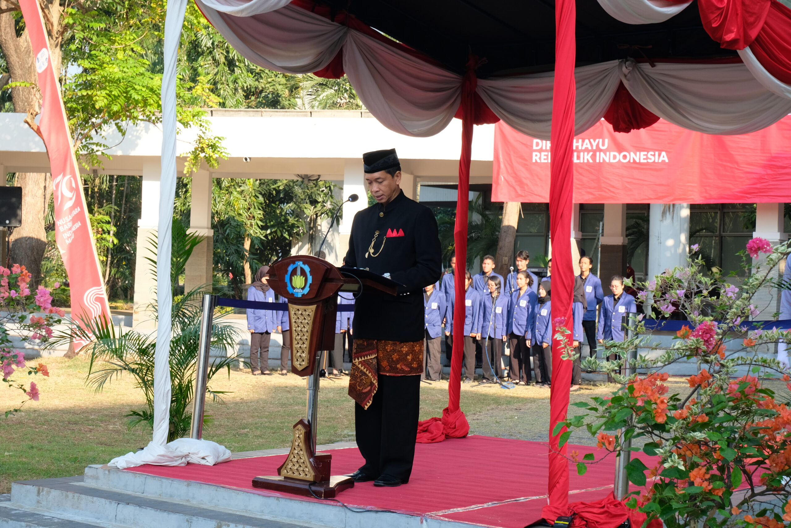 Rektor ITS Ir Bambang Pramujati ST MSc Eng PhD IPU AEng ketika menyampaikan sambutannya dalam Upacara Kemerdekaan, Sabtu (17/8)