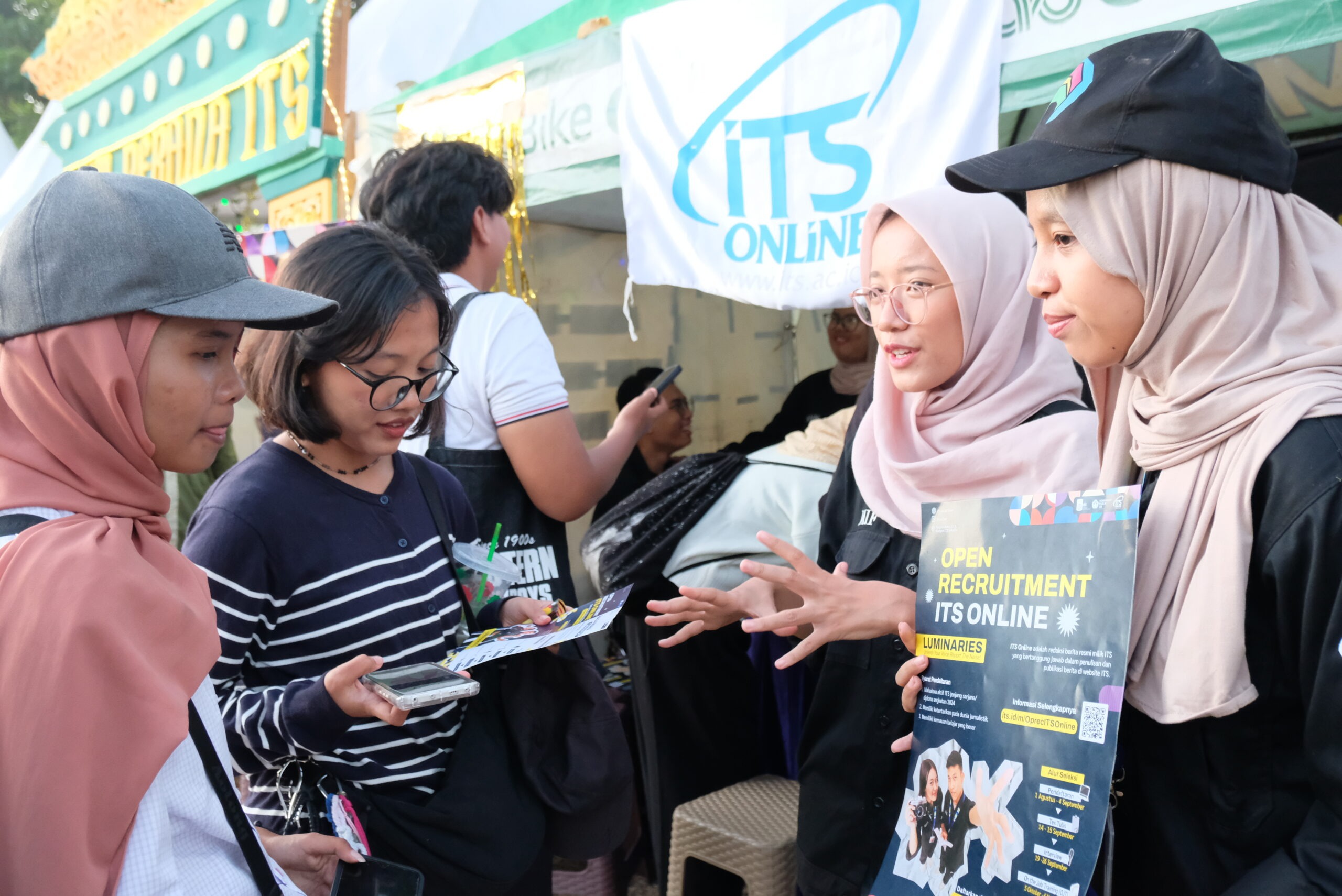 Gambar maba mengunjungi booth UKM Expo 2024