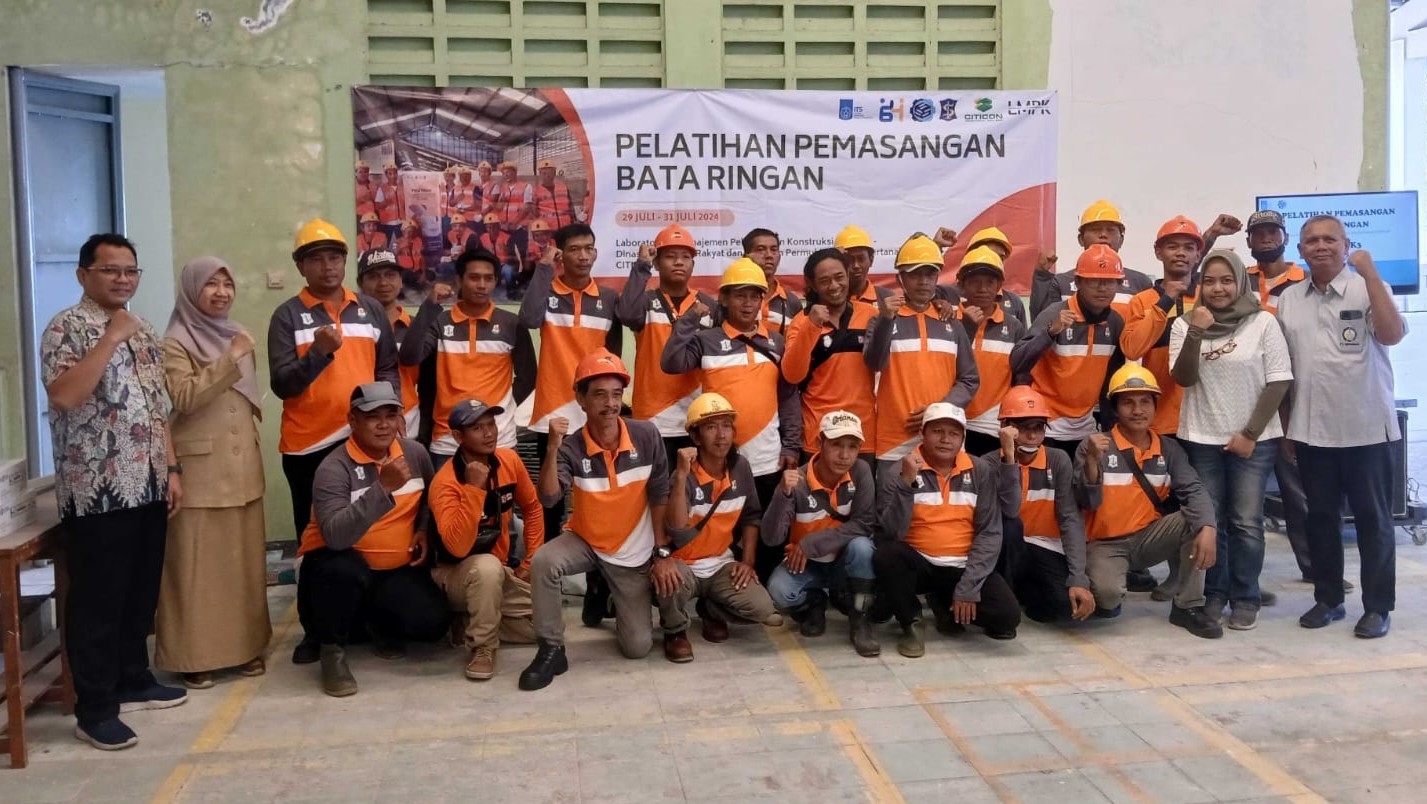 Gambar peserta Pelatihan Pemasangan Bata Ringan bersama dosen DTIS ITS dan perwakilan CITICON