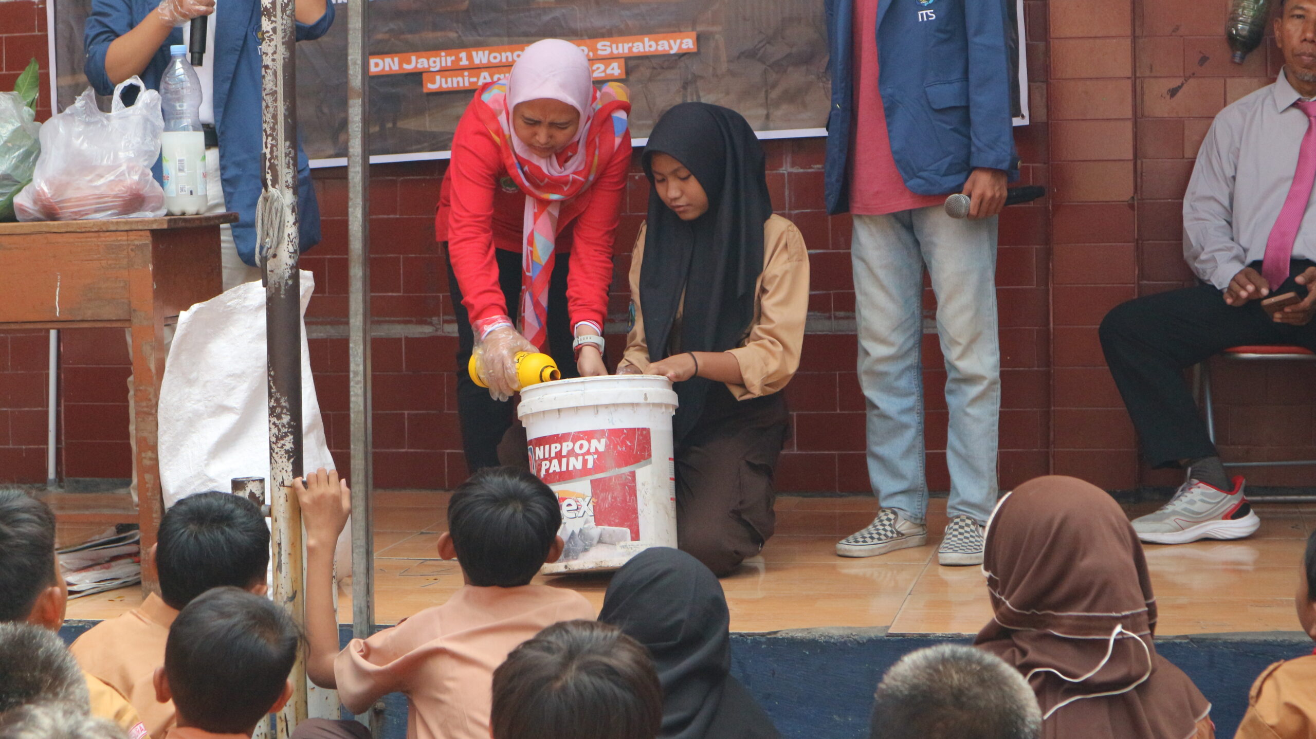 Antusiasme guru dan siswa SDN 1 Jagir Wonokromo dalam mempraktekan teknik pengomposan dari tim KKN ITS