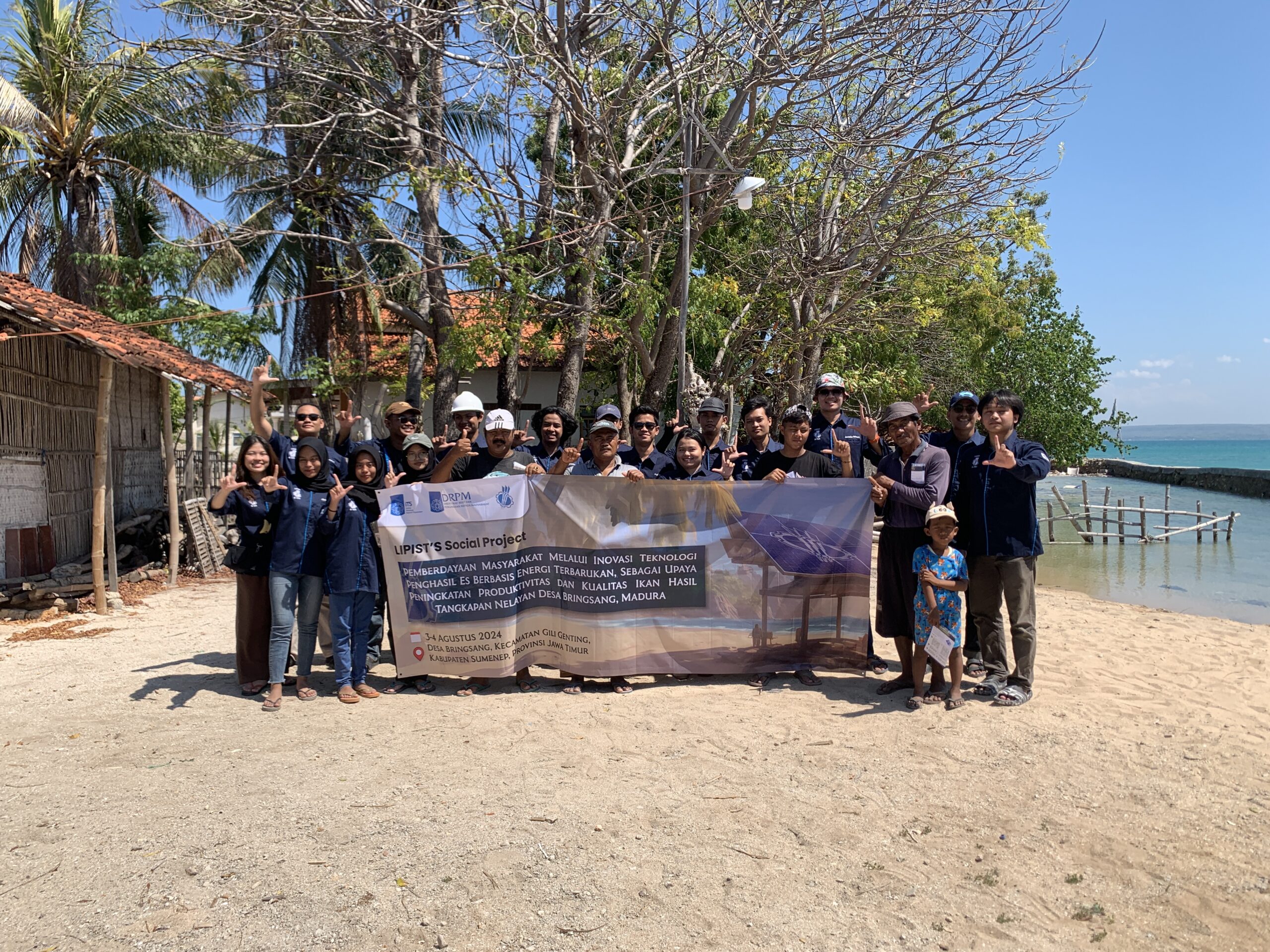 foto bersama tim KKN Abmas bersama warga Desa Bringsang