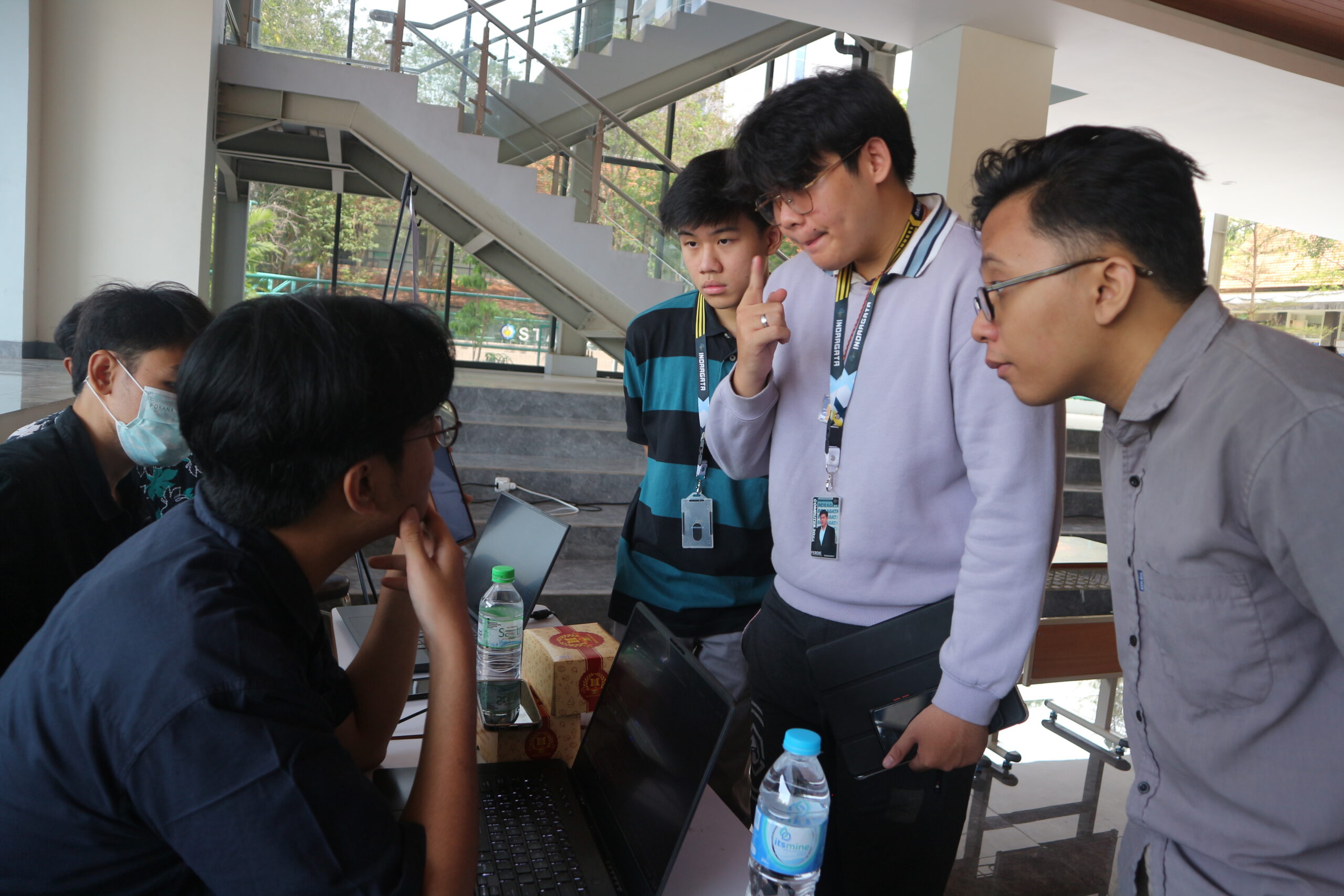 Gambar mahasiswa yang sedang mengunjungi booth pameran proyek telematika