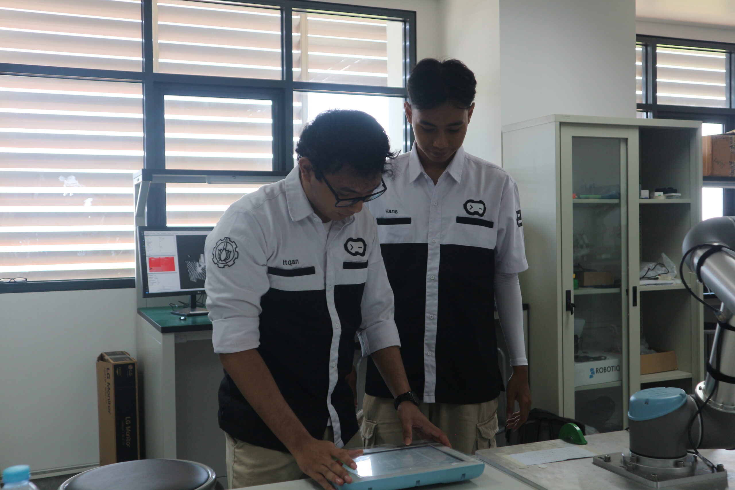 Gambar mahasiswa memperkenalkan laboratorium di Teknik Komputer ITS