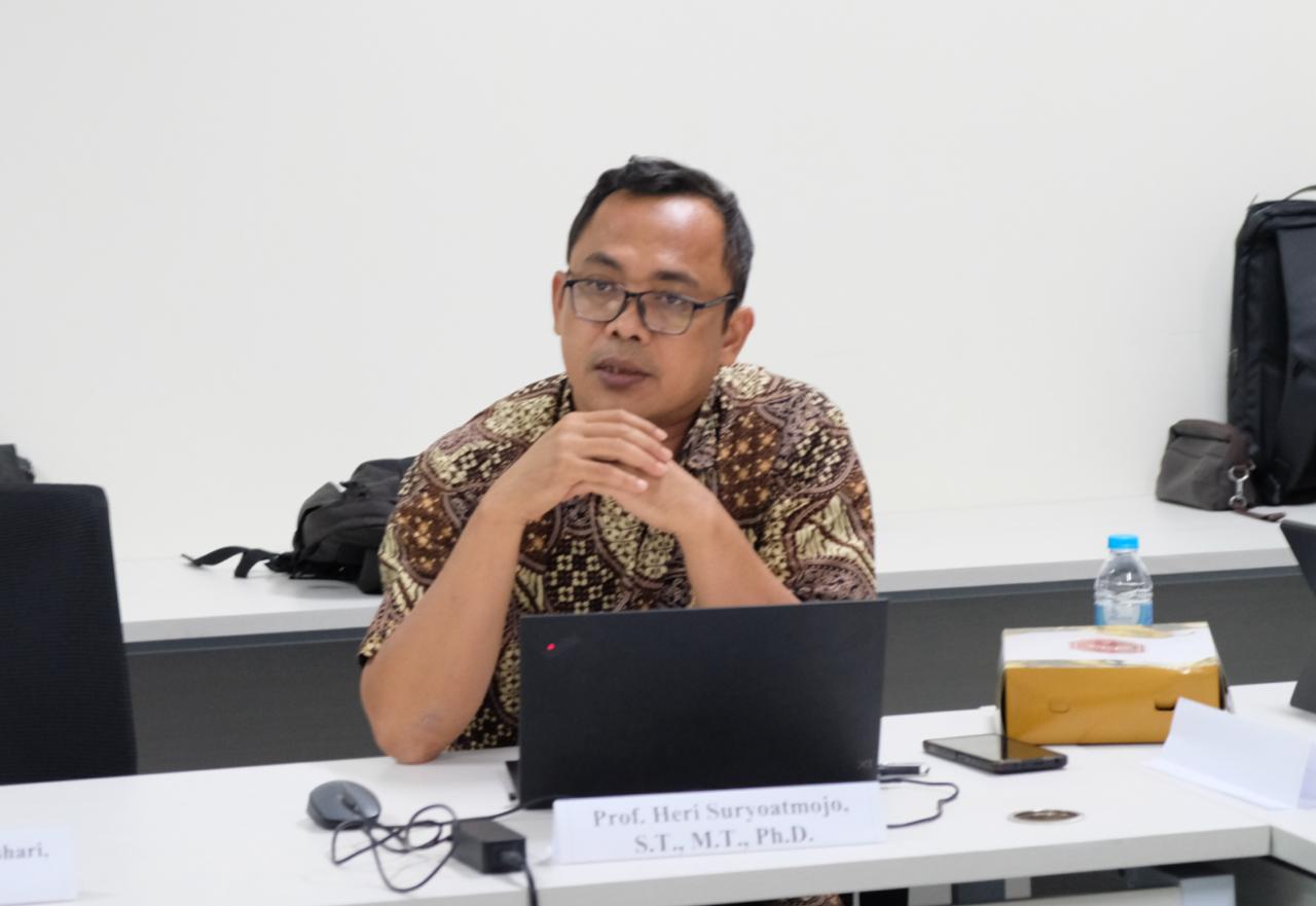 Koordinator pengembangan program REIDI Prof Heri Suryoatmojo ST MT PhD menjelaskan proyek REIDI pada FGD bertajuk Integrasi Energi Terbarukan untuk Ekonomi Berkelanjutan