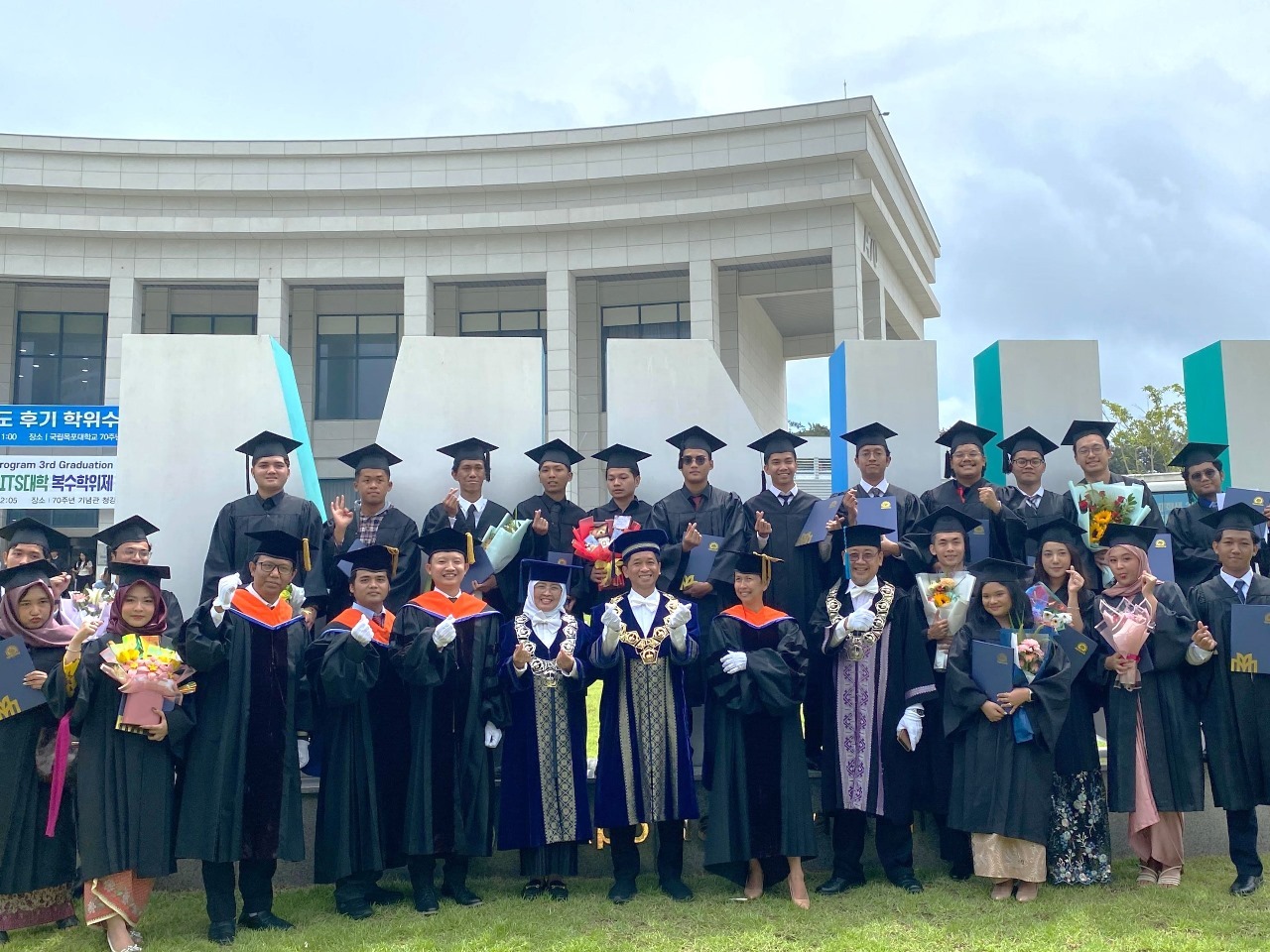 Para pimpinan ITS bersama 25 wisudawan program joint degree Departemen Teknik Perkapalan ITS yang lulus pada batch III di Mokpo National University, Korea Selatan