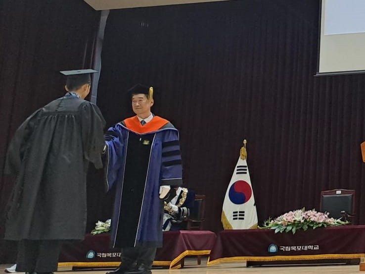 Presiden Mokpo National University (MNU) Ha-Cheol Song (kanan) saat memberikan penghargaan Academic Excellence kepada Jonathan Riccardo dalam upacara wisuda