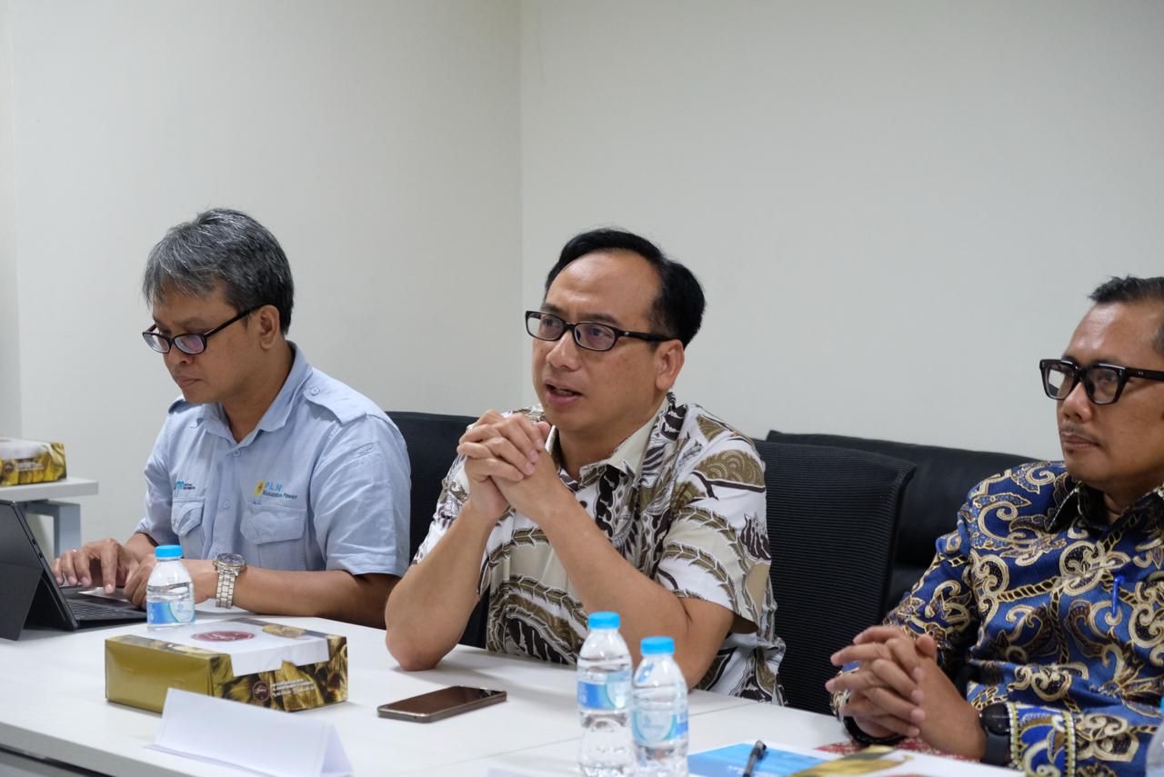 Profesor California Polytechnic University, Amerika Serikat Prof Taufik saat memberikan tanggapan berupa saran mengenai ACDC house pada FGD yang digelar di ITS