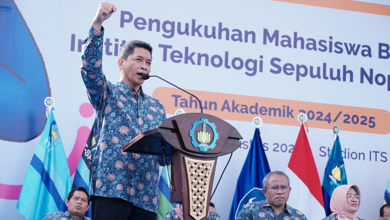 Rektor ITS Ir Bambang Pramujati ST MScEng PhD IPU AEng mengajak para maba ITS 20242025 menggaungkan vivat ITS dengan lantang