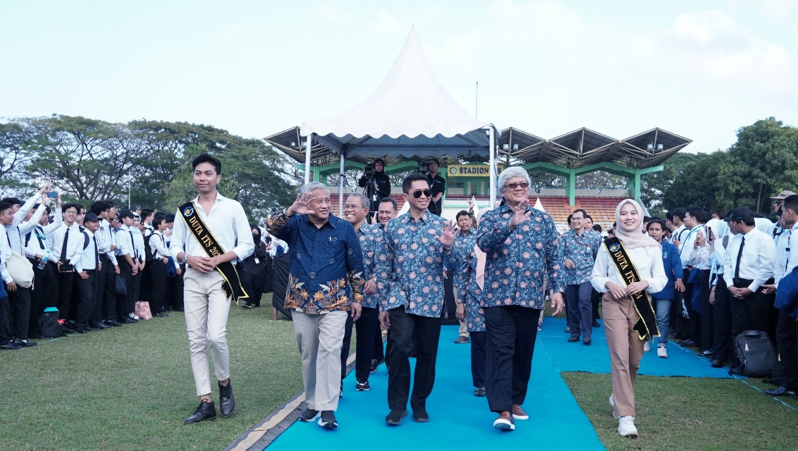 Rektor ITS Ir Bambang Pramujati ST MScEng PhD IPU AEng (tengah) saat menyapa para maba ITS 20242025