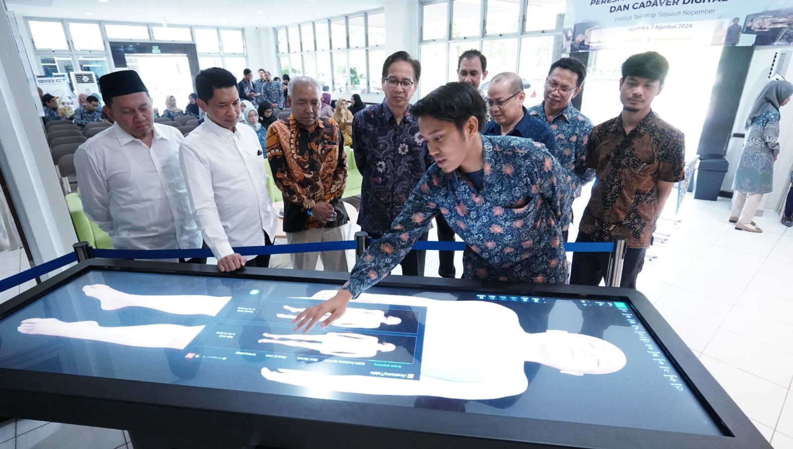 Rektor ITS Ir Bambang Pramujati ST MScEng PhD (dua dari kiri) bersama jajaran pejabat ITS saat menyaksikan simulasi penggunaan cadaver digital