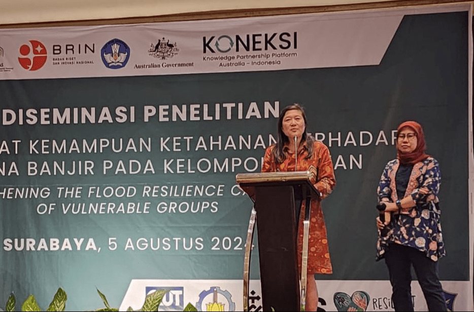 (Kiri) Associate Professor Dr Connie Susilawati bersama (kanan) Dosen Teknik Sipil ITS Dr Farida Rachmawati ST MT saat memberikan kata sambutan dalam ajang diseminasi penelitian yang dilakukan pada Hotel Bumi Surabaya