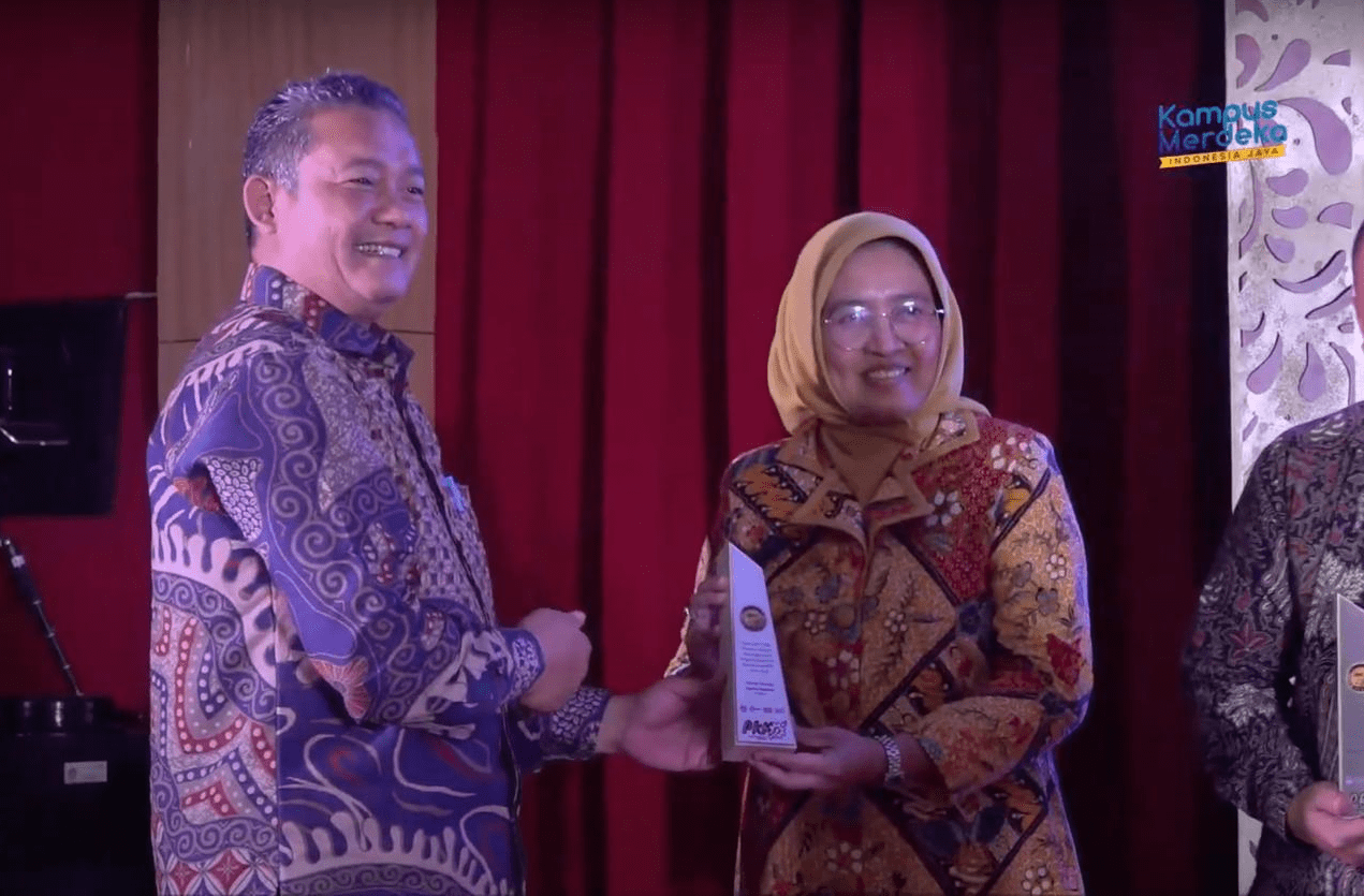 Wakil Rektor Bidang Akademik dan Kemahasiswaan ITS,  Prof. Nurul Widiastuti, M.Si, Ph.D (kanan) saat menerima penghargaan sebagai perguruan tinggi (PT) penerima insentif terbanyak pada klaster 1 dengan jumlah 45 kelompok