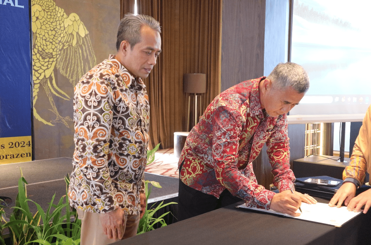 Salah satu pimpinan perguruan tinggi mitra, Rektor Universitas Singaperbangsa Karawang Prof Dr Ade Maman Suherman SH MSc (kanan) didampingi Wakil Rektor II ITS Dr Ir Machsus ST MT (kiri) saat menandatangani Memorandum of Understanding (MoU)