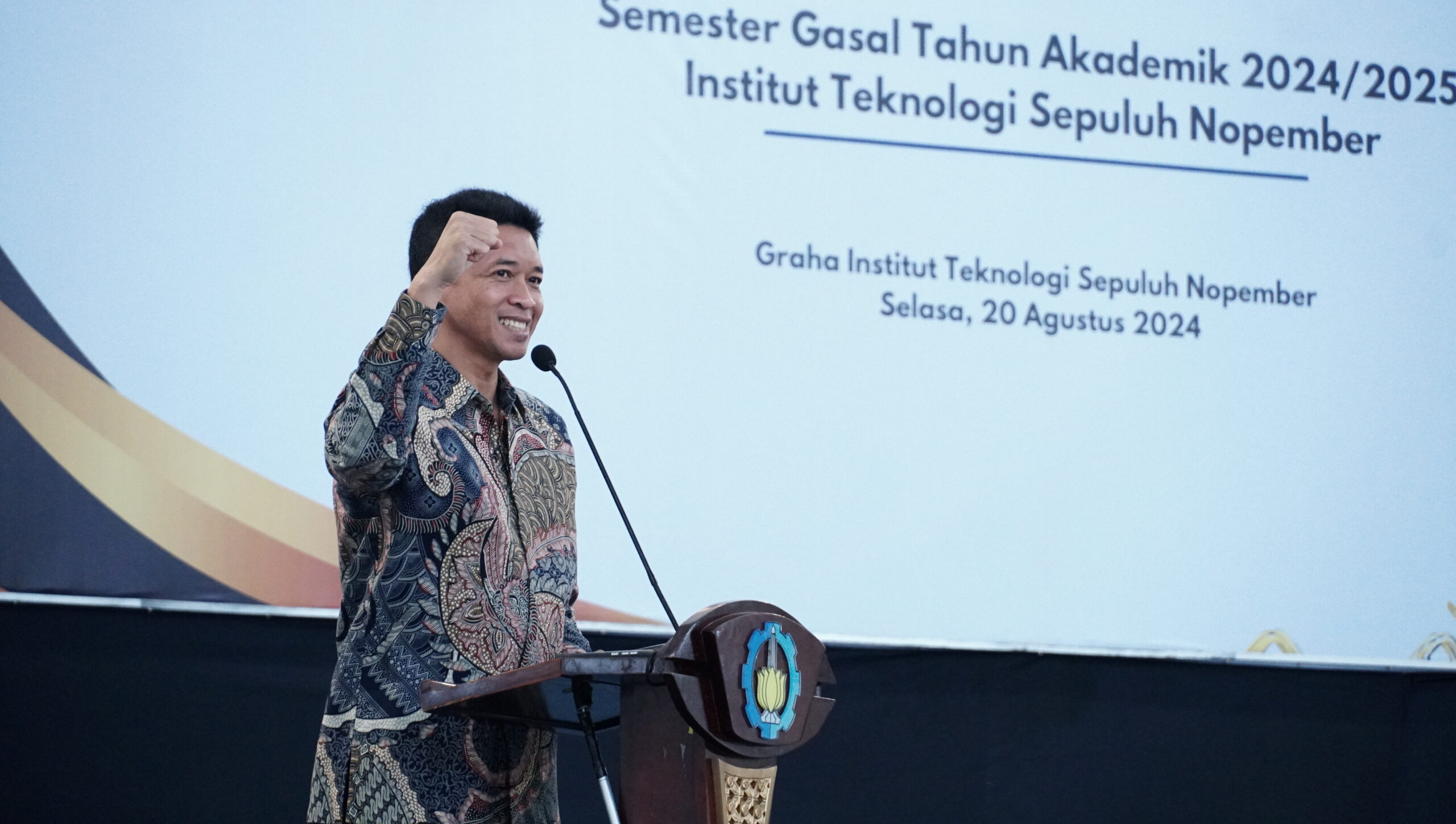 Foto Rektor ITS saat memberikan sambutan pada gelaran Pengukuhan Mahasiswa Baru dan IPITS Pascasarjana