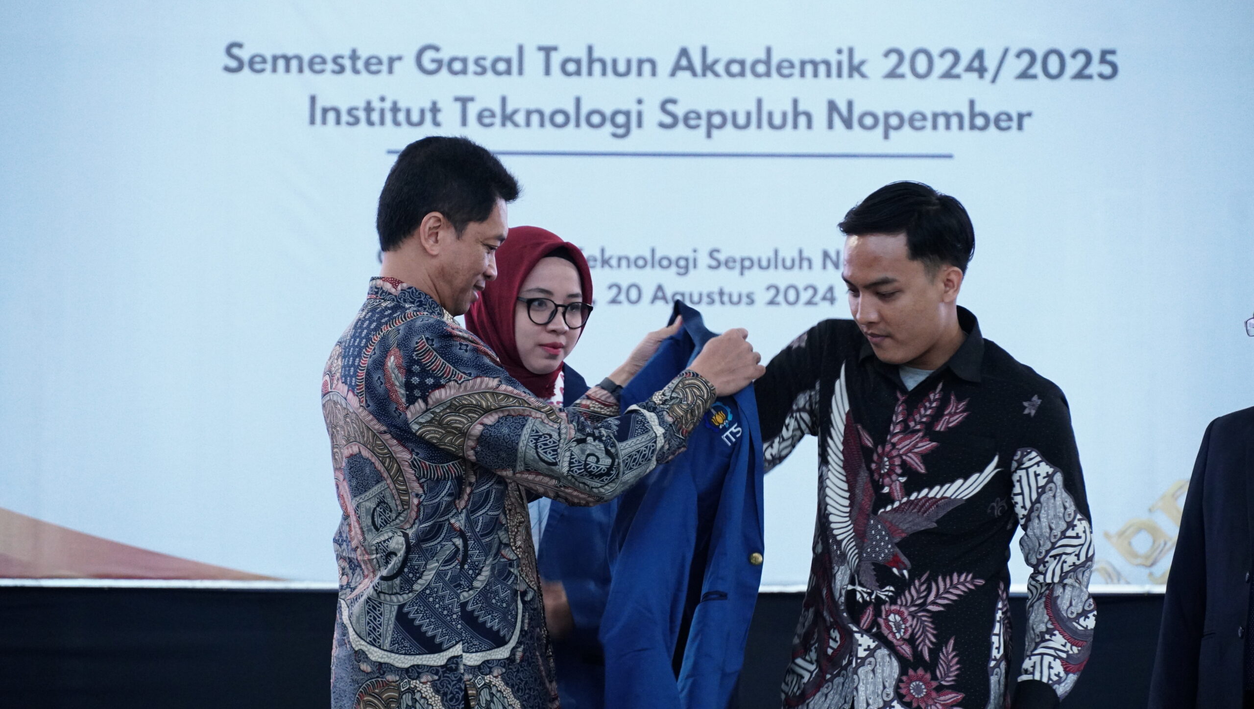 Foto Penyematan jas almamater kepada mahasiswa baru program pascasarjana oleh Rektor ITS