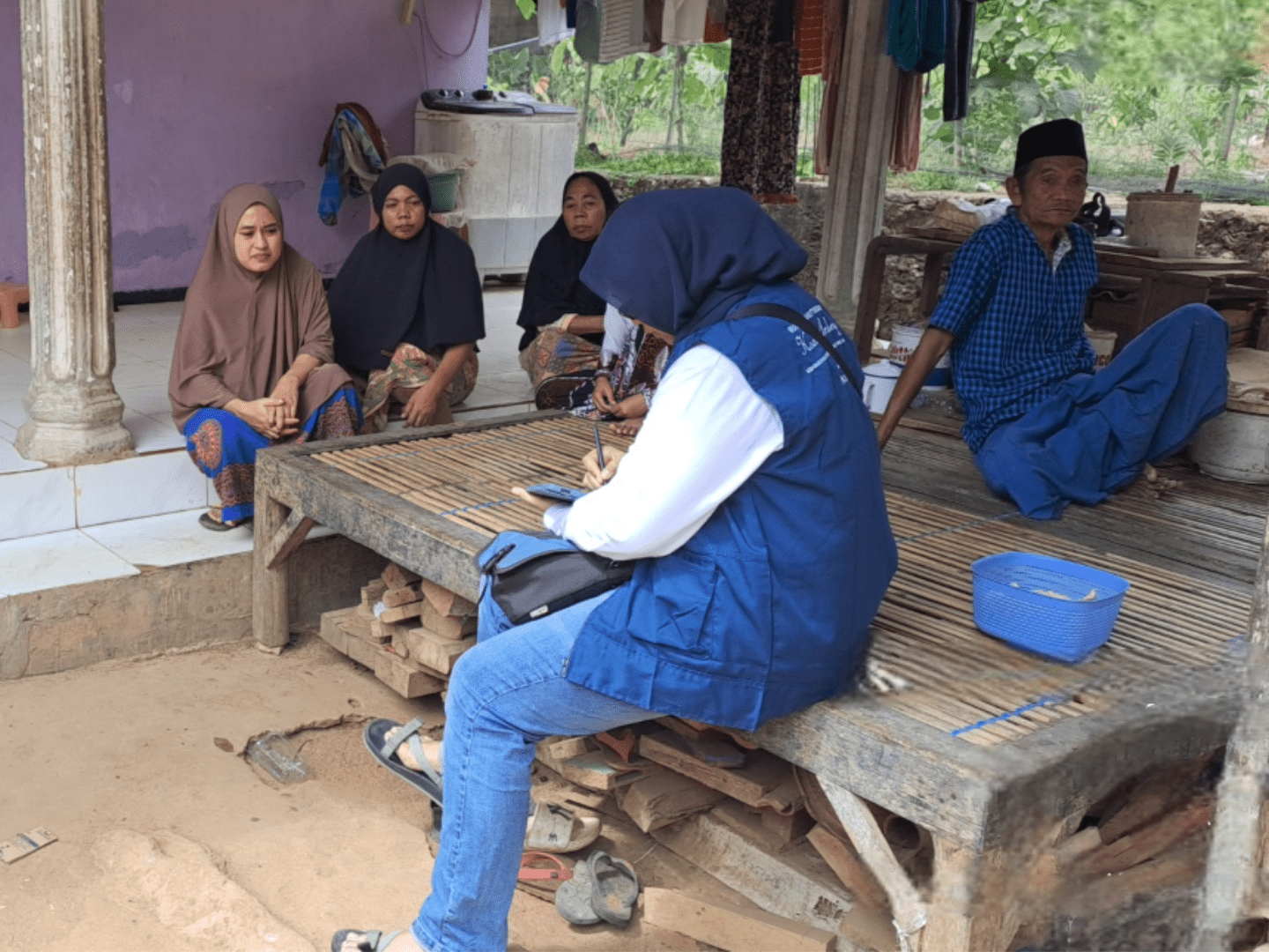 Gambar Sarah ketika melakukan survei ke rumah warga