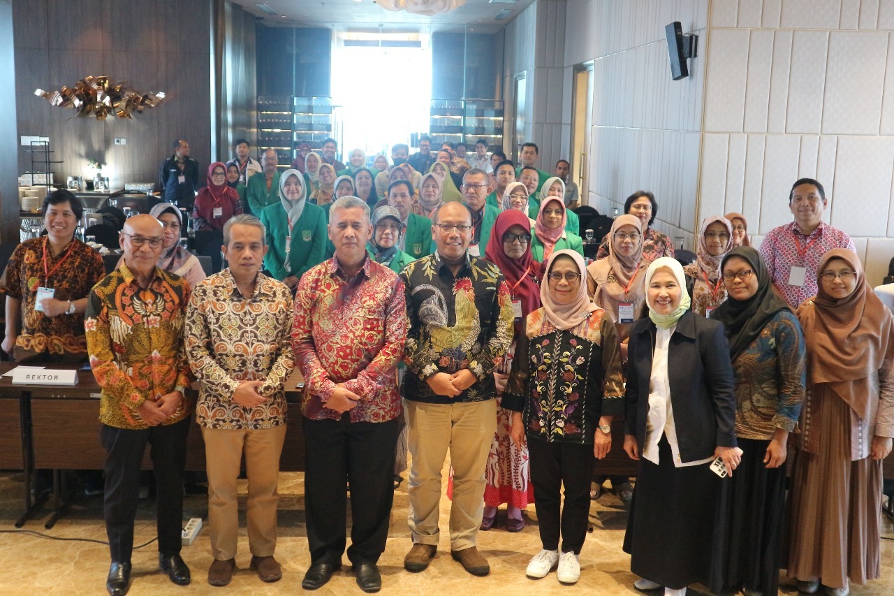 Wakil Rektor II ITS Dr Ir Machsus ST MT (dua dari kiri depan) bersama peserta workshop Program Kemitraan Akreditasi Internasional di Hotel Morazen Surabaya