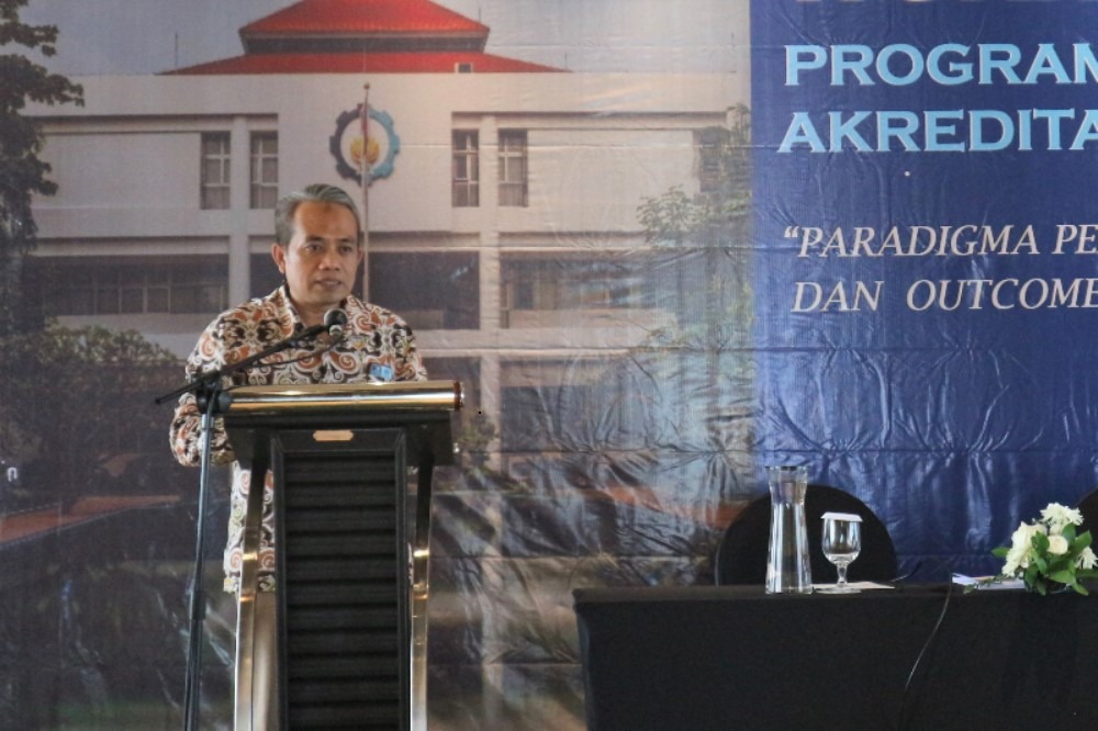 Wakil Rektor II ITS Dr Ir Machsus ST MT saat memberikan sambutan dalam Program Kemitraan Akreditasi Internasional di Hotel Morazen Surabaya