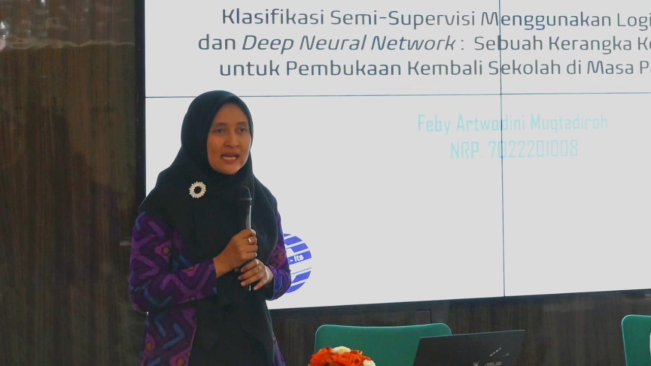 Dr Feby Artwodini Muqtadiroh ketika memaparkan disertasinya terkait sistem pemeringkatan wilayah terkontrol menggunakan metode Fuzzy TOPSIS dengan penilaian sosial berbasis USG