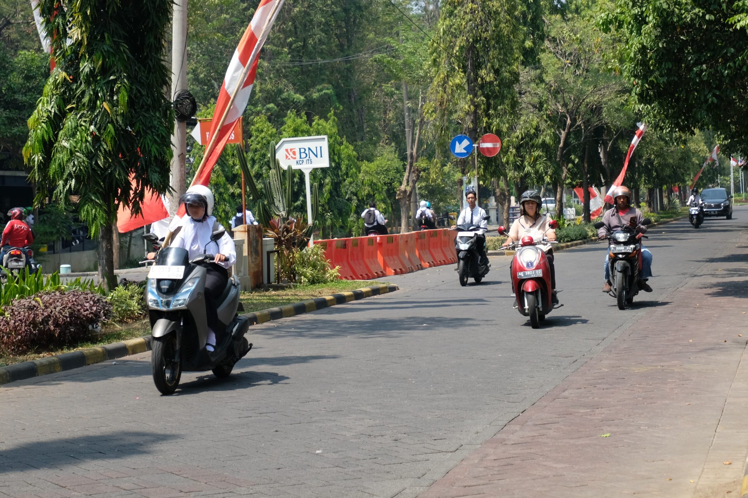 Suasana jalanan di depan Tower 1 ITS yang seringkali dihiasi oleh pengendara yang tidak menerapkan aturan keselamatan berkendara