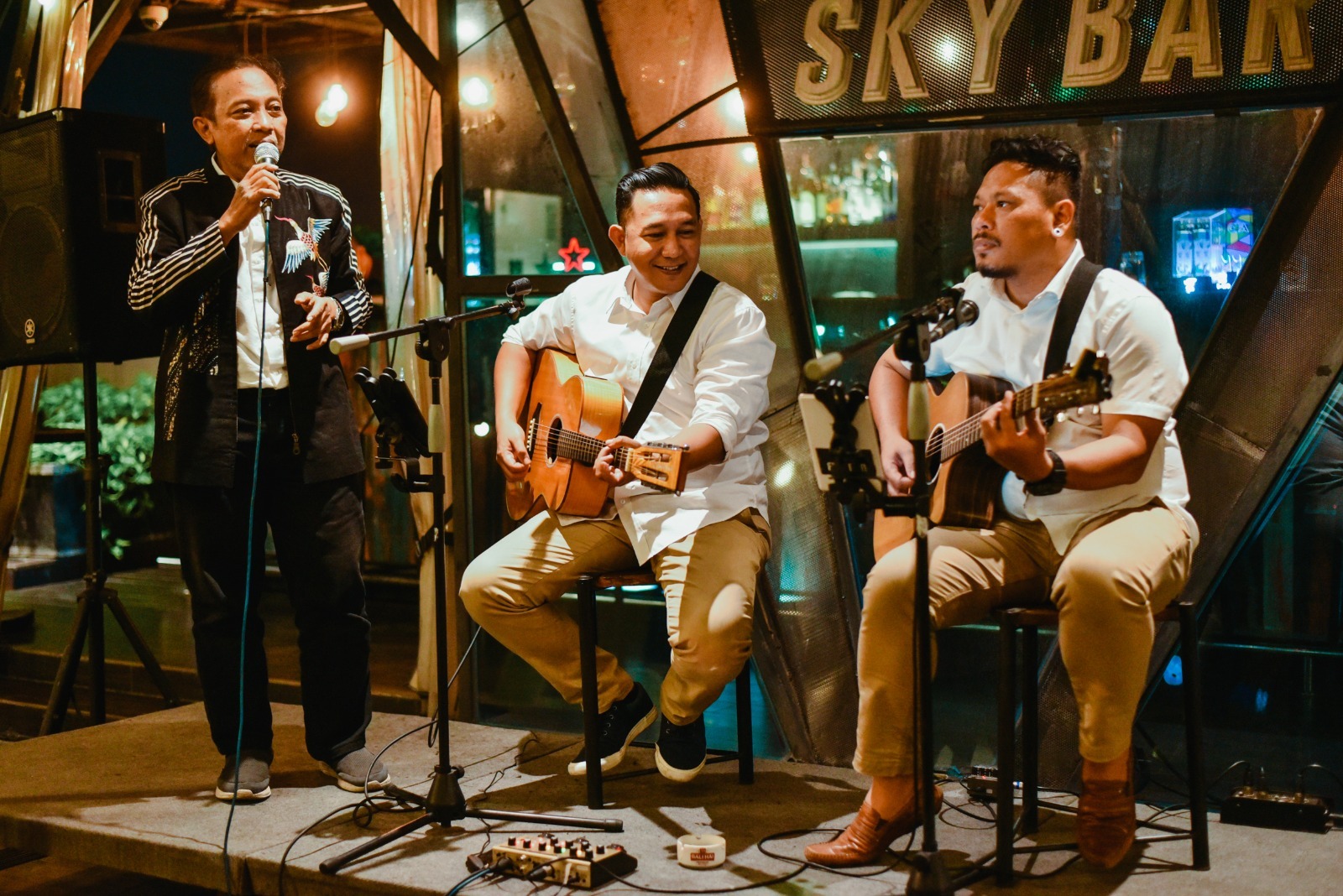 Foto Prof Ir Ing Bambang Soemardiono ketika bermusik