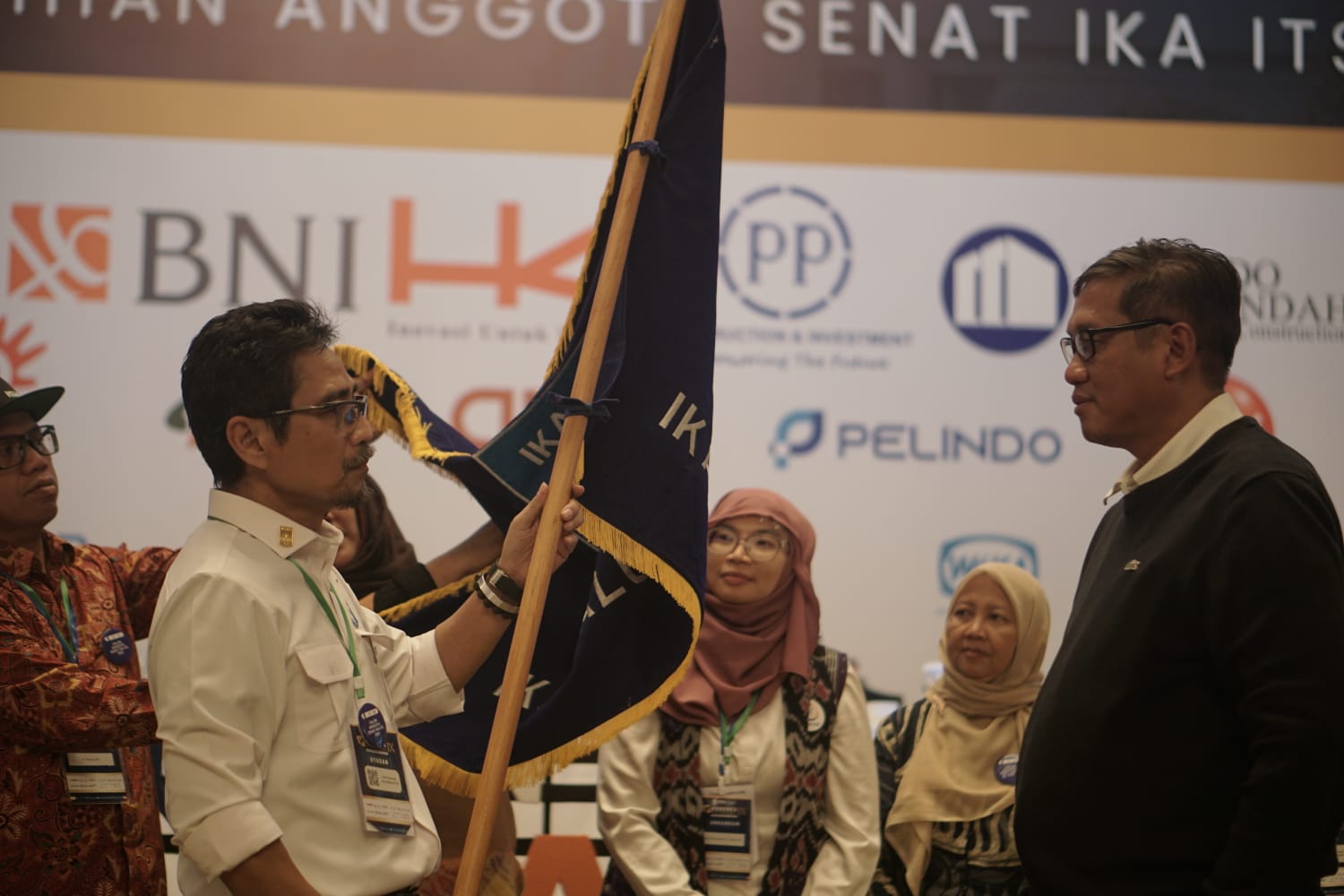 foto penyerahan bendera