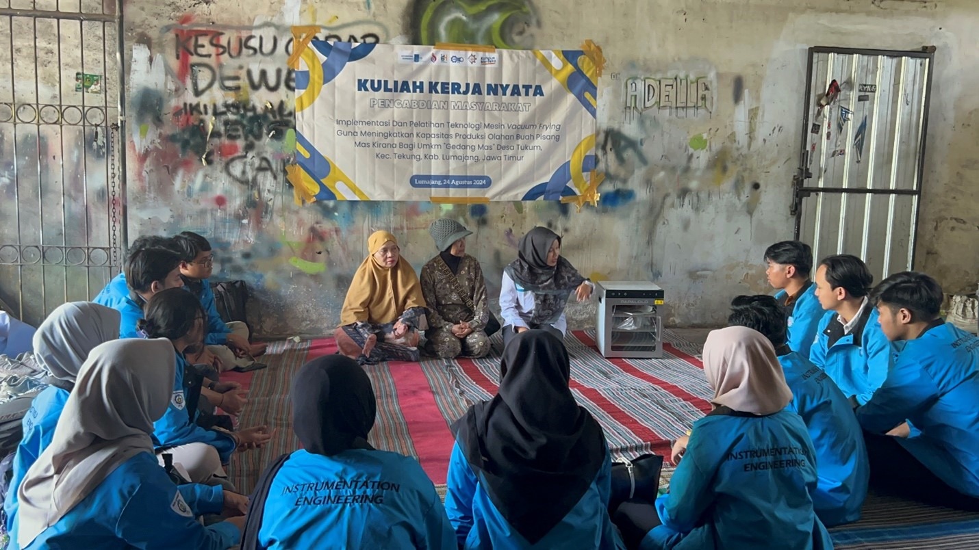 tim KKN Departemen Teknik Instrumentasi ITS ketika sedang memberikan sosialisasi penggunaan alat pengering pisang