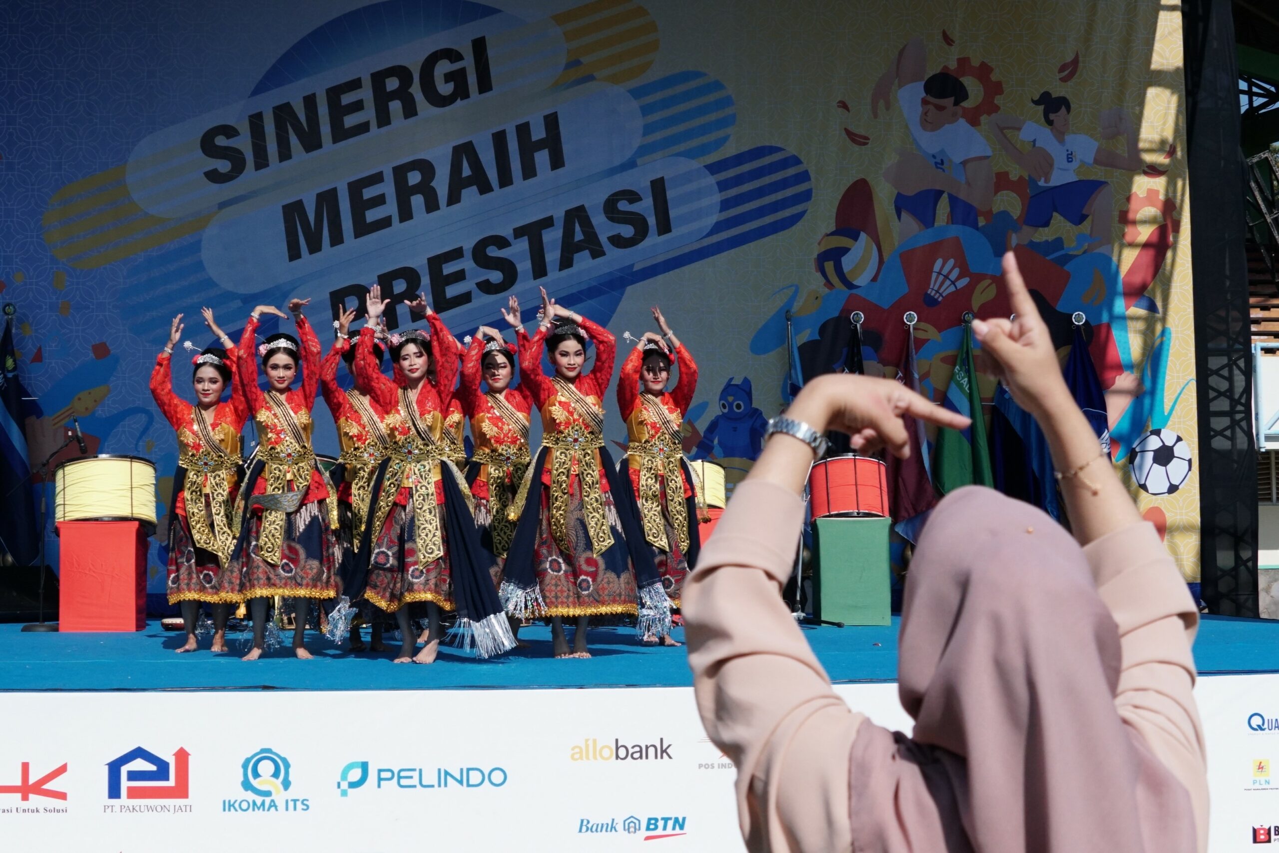 penari tunarungu Sanggar Kembang Renjana SLB-B tampil di Dies Natalis ITS ke-64