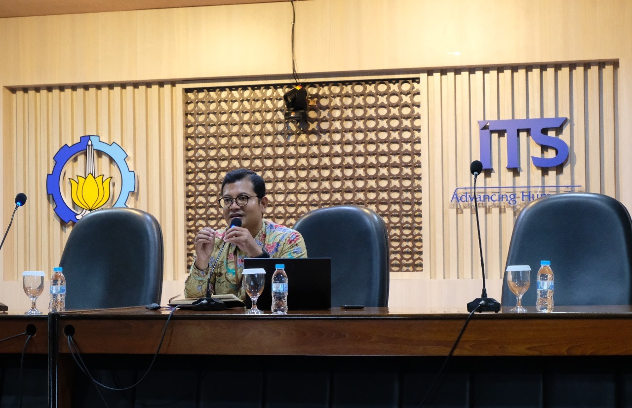 Asisten Pratama Ombudsman RI Perwakilan Provinsi Jawa Timur Achmad Azmi Musyadad SIP MIP saat menjelaskan soal Zona Integritas di Forum Komunikasi Publik ITS