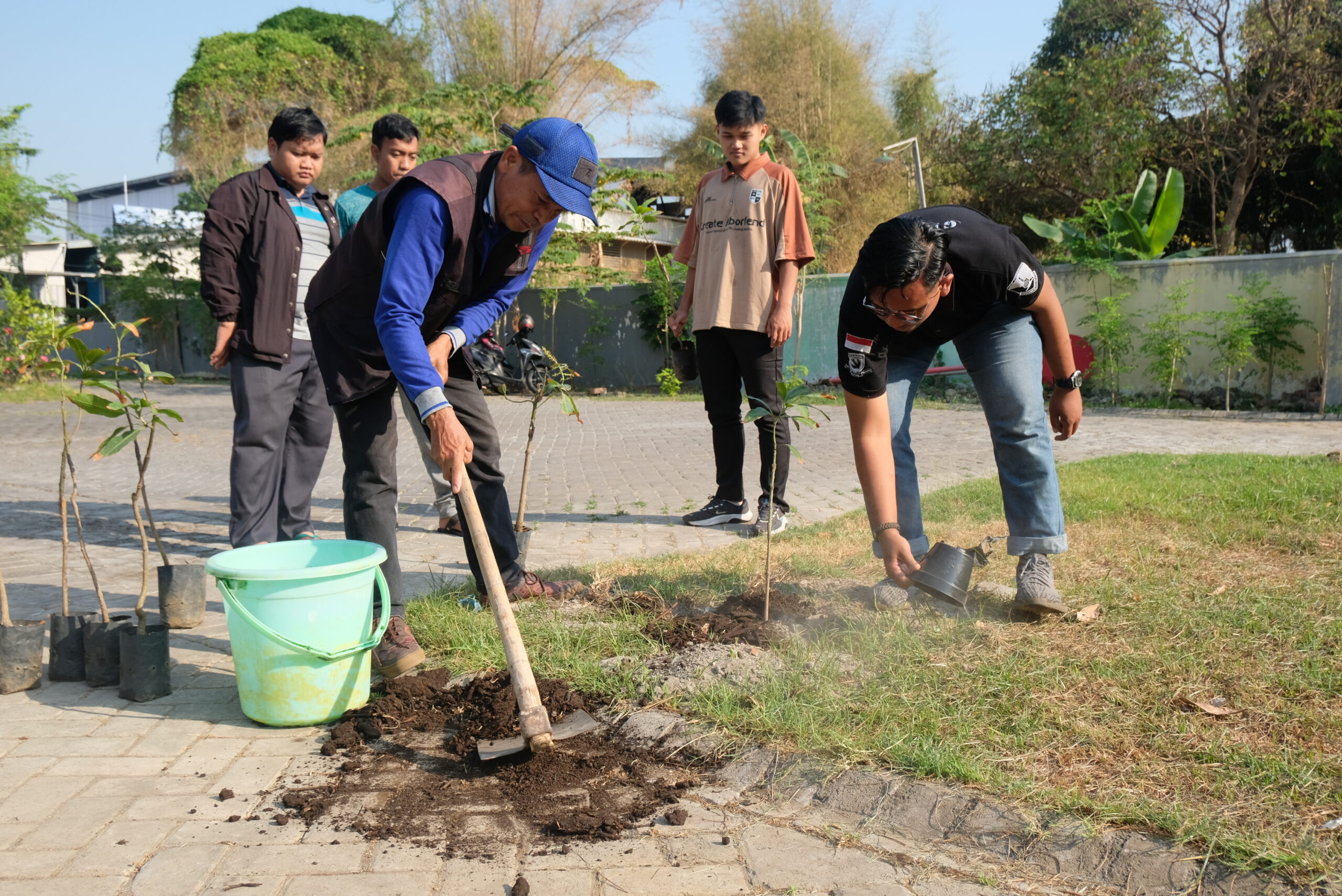 Foto Penanaman bibit pohon mangga oleh Penerima Beasiswa KSE dan Ketua Kelompok Tani Keputih Bersemi