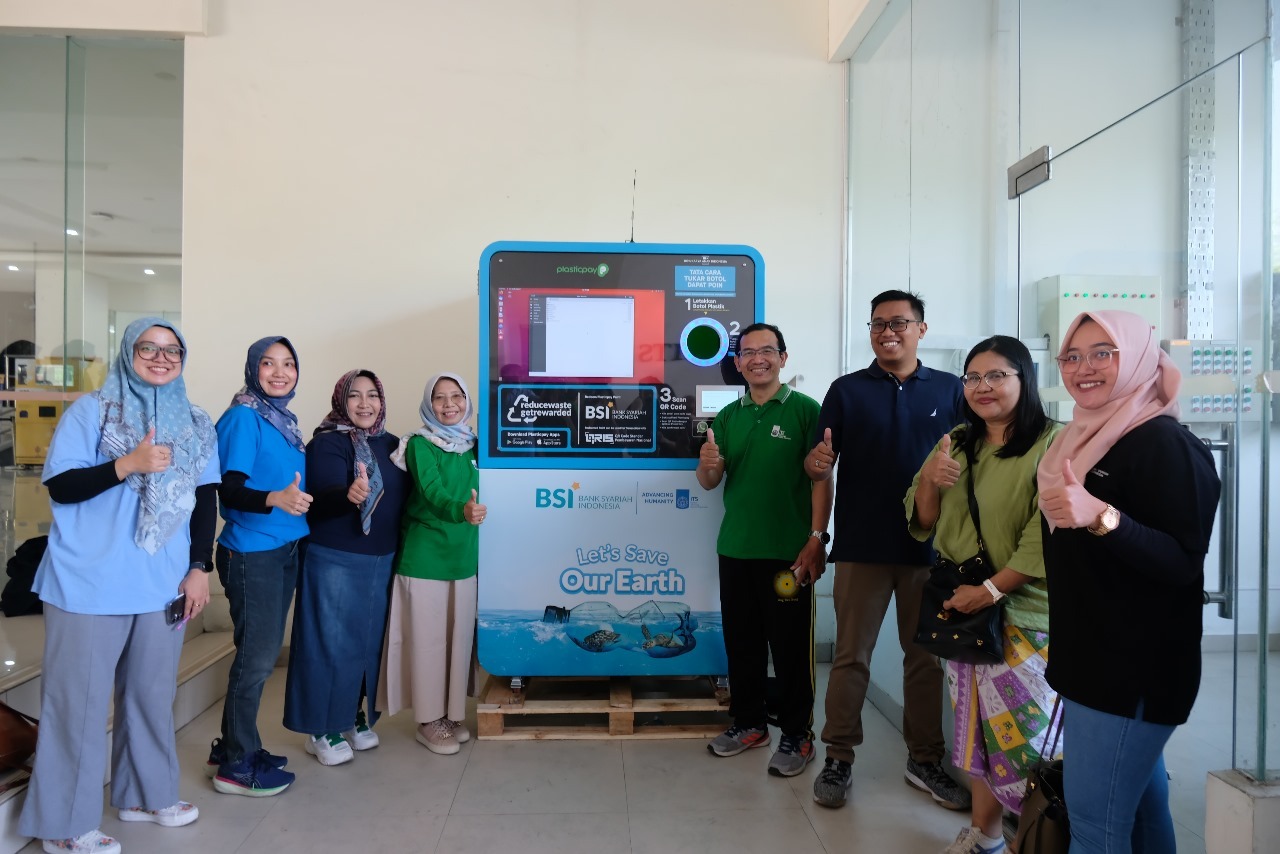 Dekan FSAD ITS Prof Hamzah Fansuri SSi MSi PhD (empat dari kanan) bersama perwakilan BSI KCP ITS di depan Reverse Vending Machine (RVM) untuk mengolah sampah botol plastik