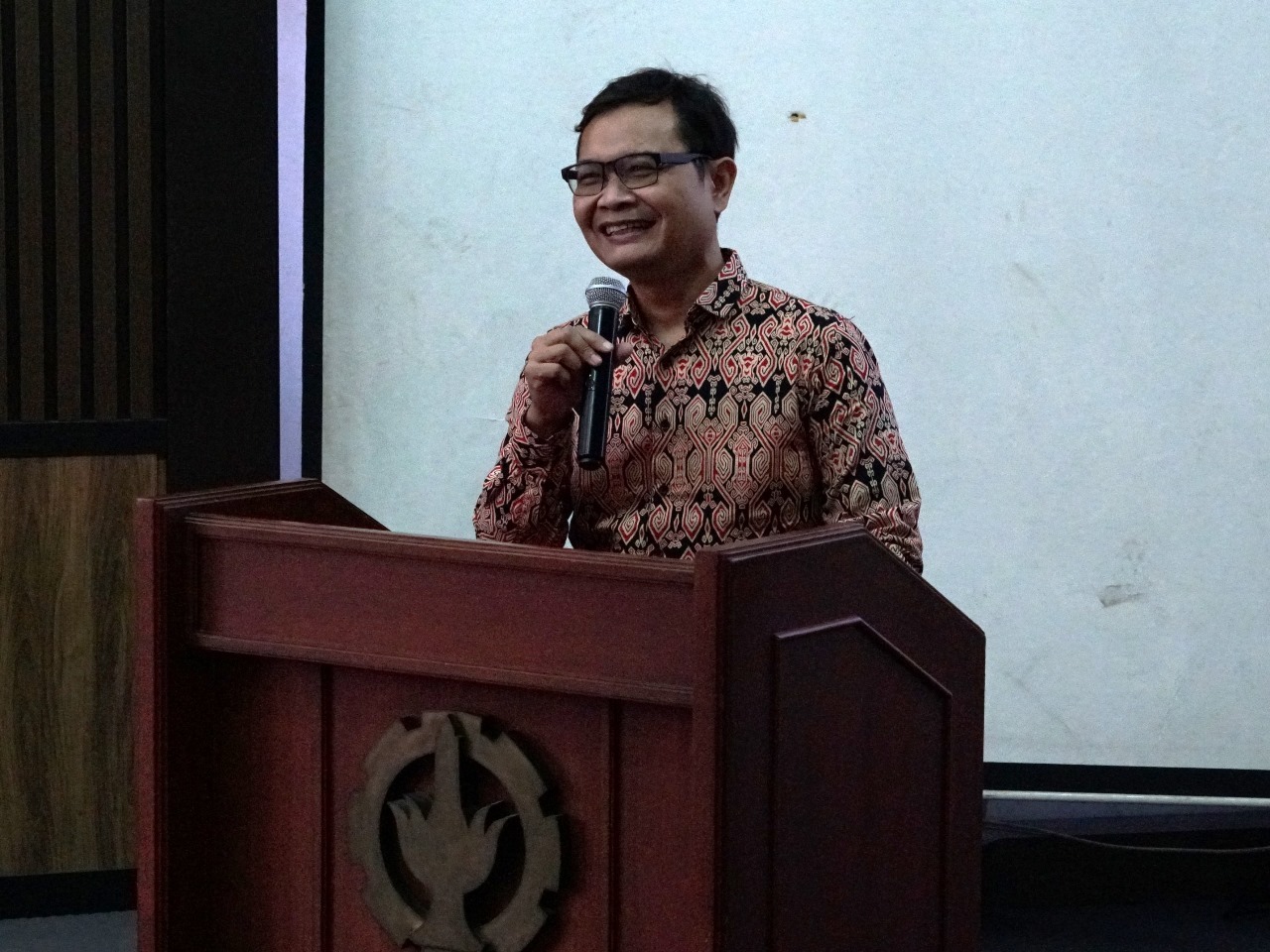 Dekan Fakultas Teknologi Kelautan ITS Dr Eng Trika Pitana ST MSc saat menyampaikan sambutannya di acara PAL Goes to Campus di ITS