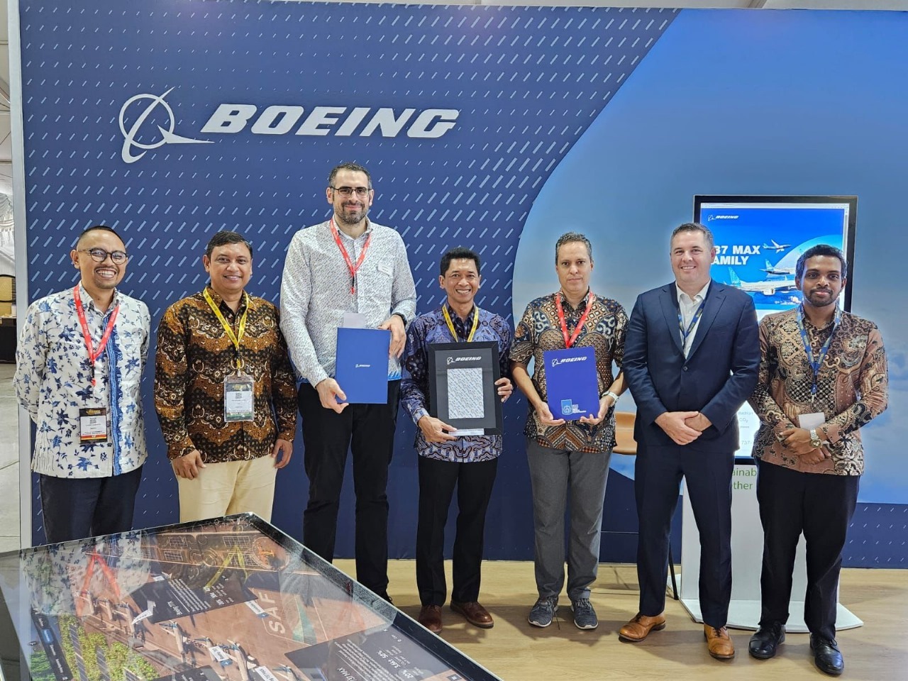 Delegasi dari ITS dan Boeing Indonesia usai penandatanganan MoU di sela acara Bali International Airshow 2024