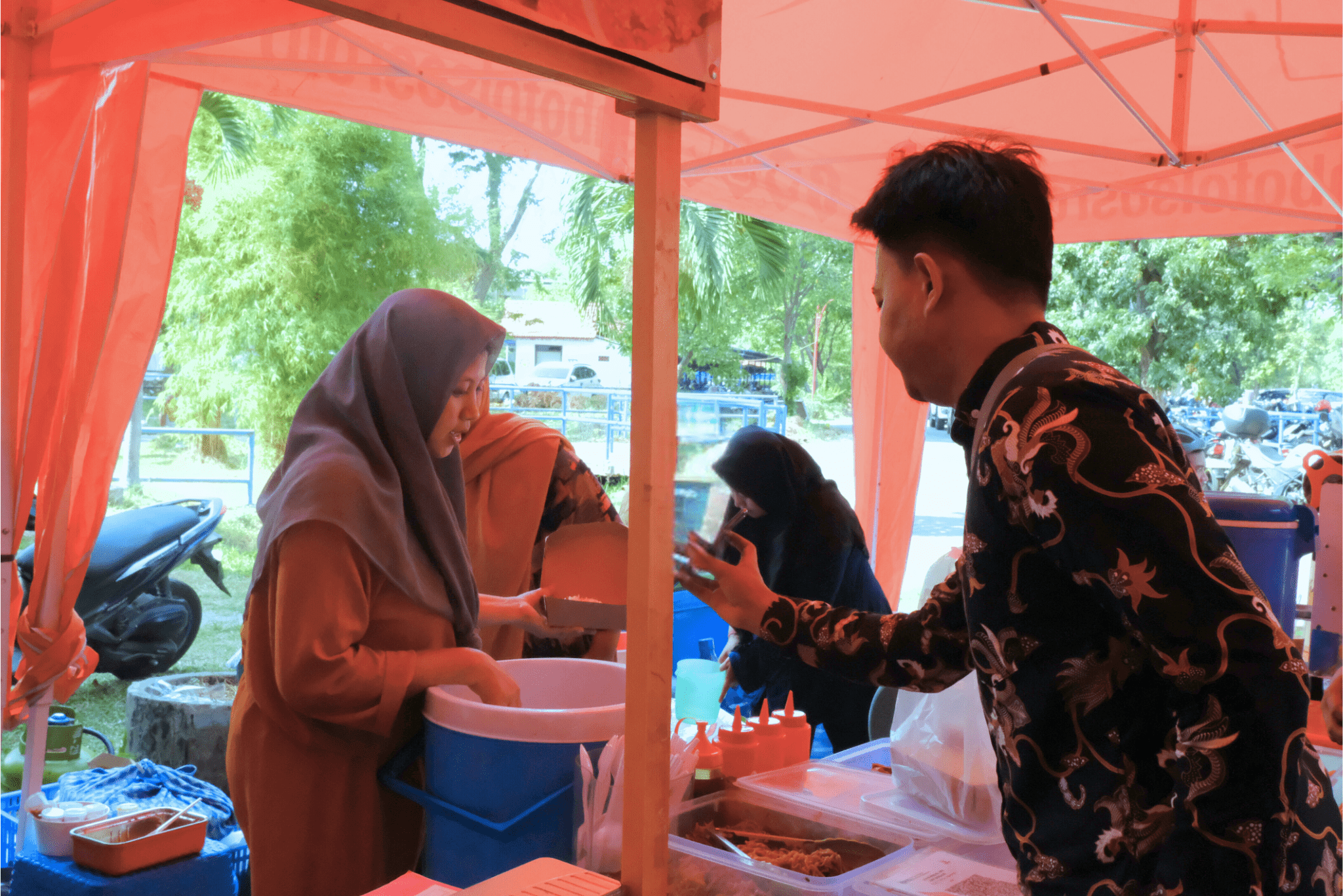 Foto Kegiatan jual beli di gerai makanan pada gelaran Wisuda ITS ke-130