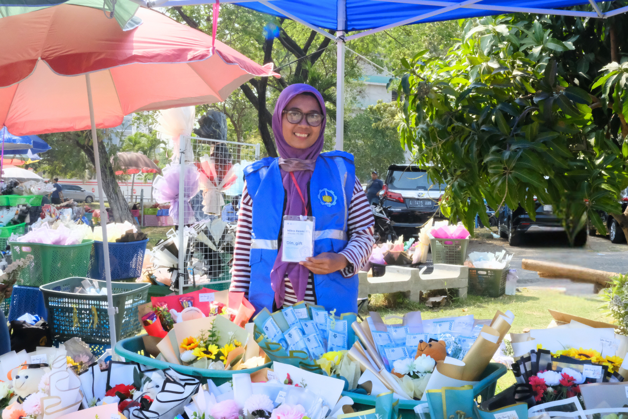 Foto Nur Fatimah, pedagang buket bunga wisuda yang menjadi mitra resmi ITS pada gelaran Wisuda ITS yang ke-130 