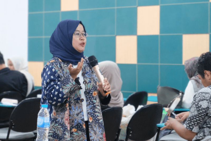 Foto Santy Dwi Cempaka ST MBA saat membawakan materi ESG di Departemen Manajemen Bisnis ITS