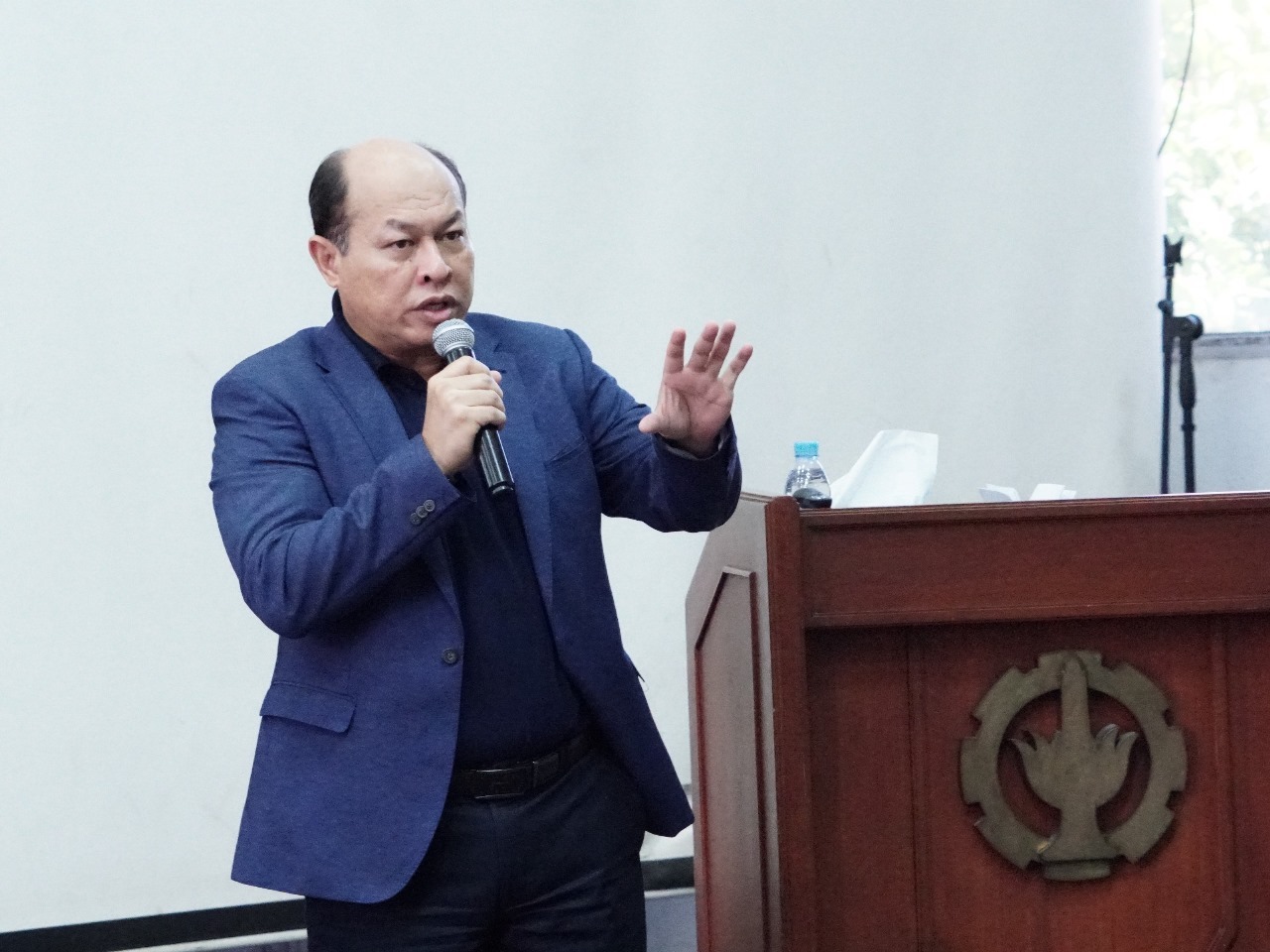 Direktur Utama PT PAL Indonesia Dr Kaharuddin Djenod MEng saat memaparkan materi Kebangkitan Peradaban Maritim Indonesia dalam sesi Leader Talks di Auditorium Gedung Pascasarjana ITS