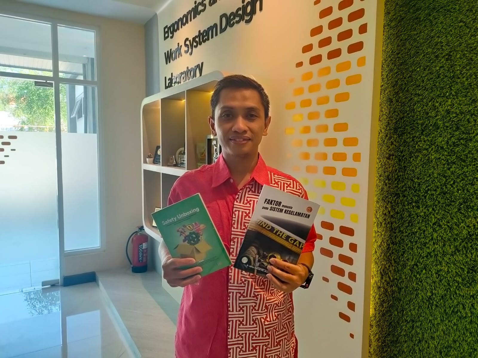 Dr Adithya Sudiarno IDipNEBOSH GradlOSH saat menunjukkan hasil karyanya berupa buku-buku tentang kesehatan dan keselamatan