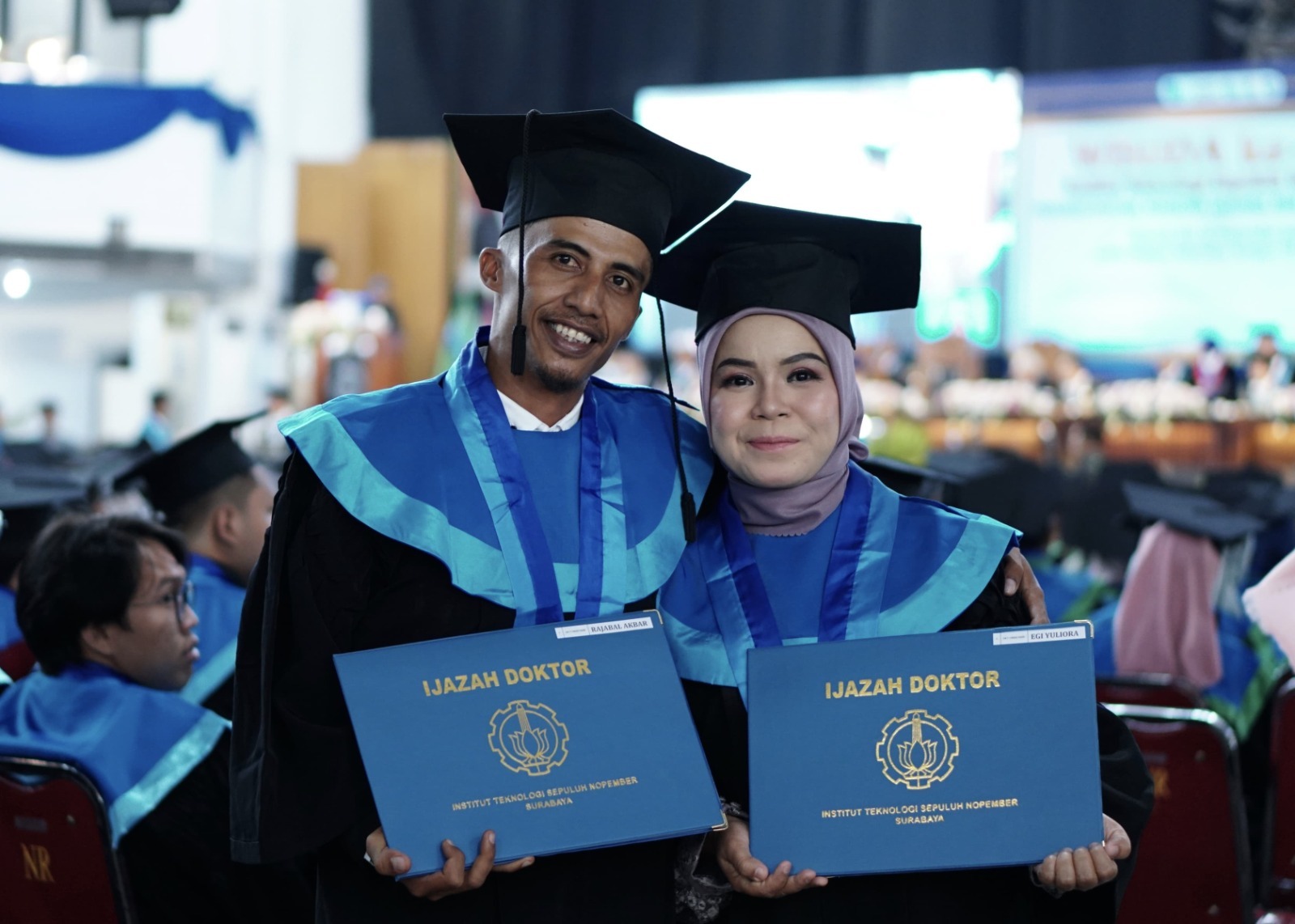 Dr Rajabal Akbar SSi MSc bersama sang istri Dr Egi Yuliora SSi MSi seusai dikukuhkan bersama sebagai lulusan doktor di Wisuda ke-130 ITS