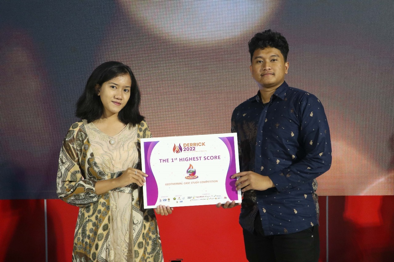 Ester Hotmaria (kiri) saat menerima penghargaan sebagai 1st Highest Score kompetisi Derrick Geothermal Case Study Competiton 2022 oleh Politeknik Energi dan Mineral Akamigas, Cepu