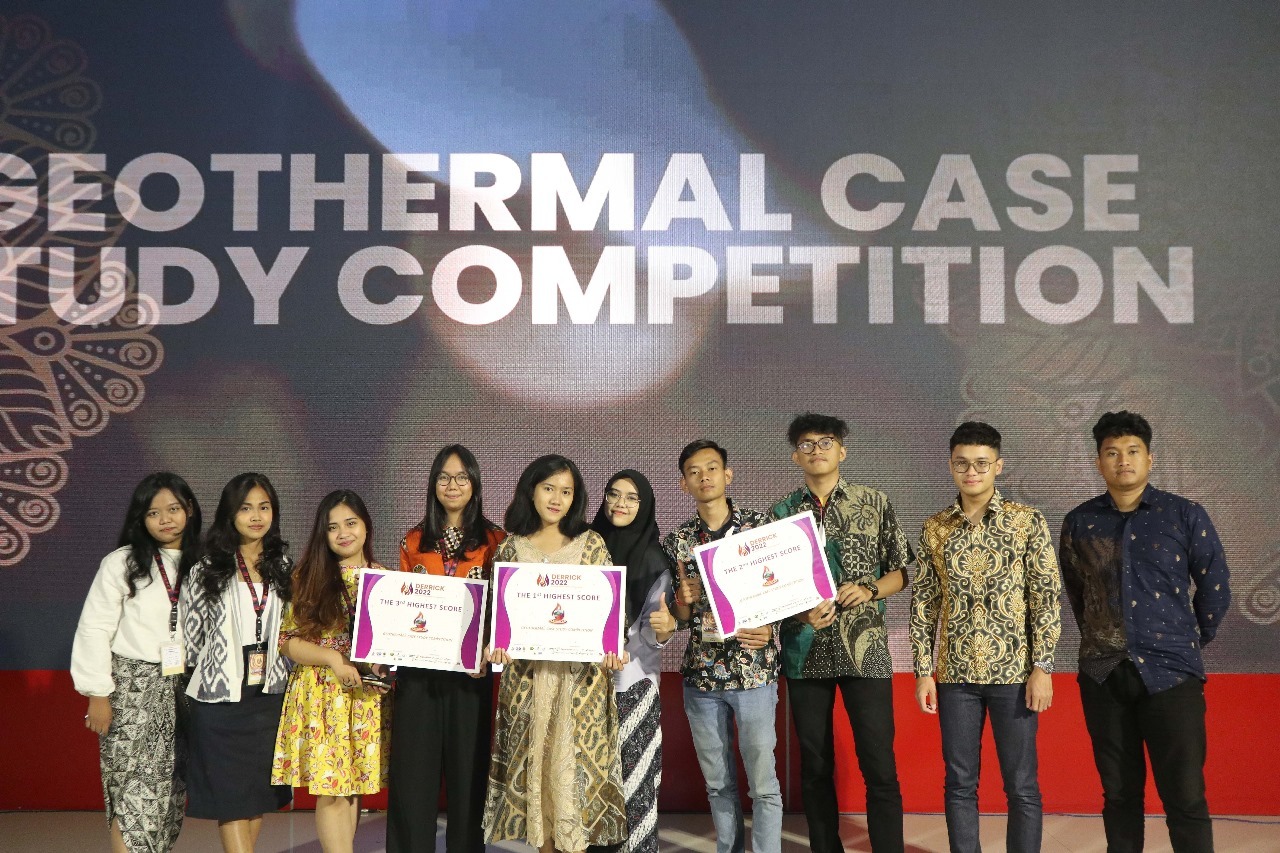 Ester Hotmaria (lima dari kiri) saat penyerahan penghargaan kompetisi Derrick Geothermal Case Study Competiton 2022 oleh Politeknik Energi dan Mineral Akamigas, Cepu