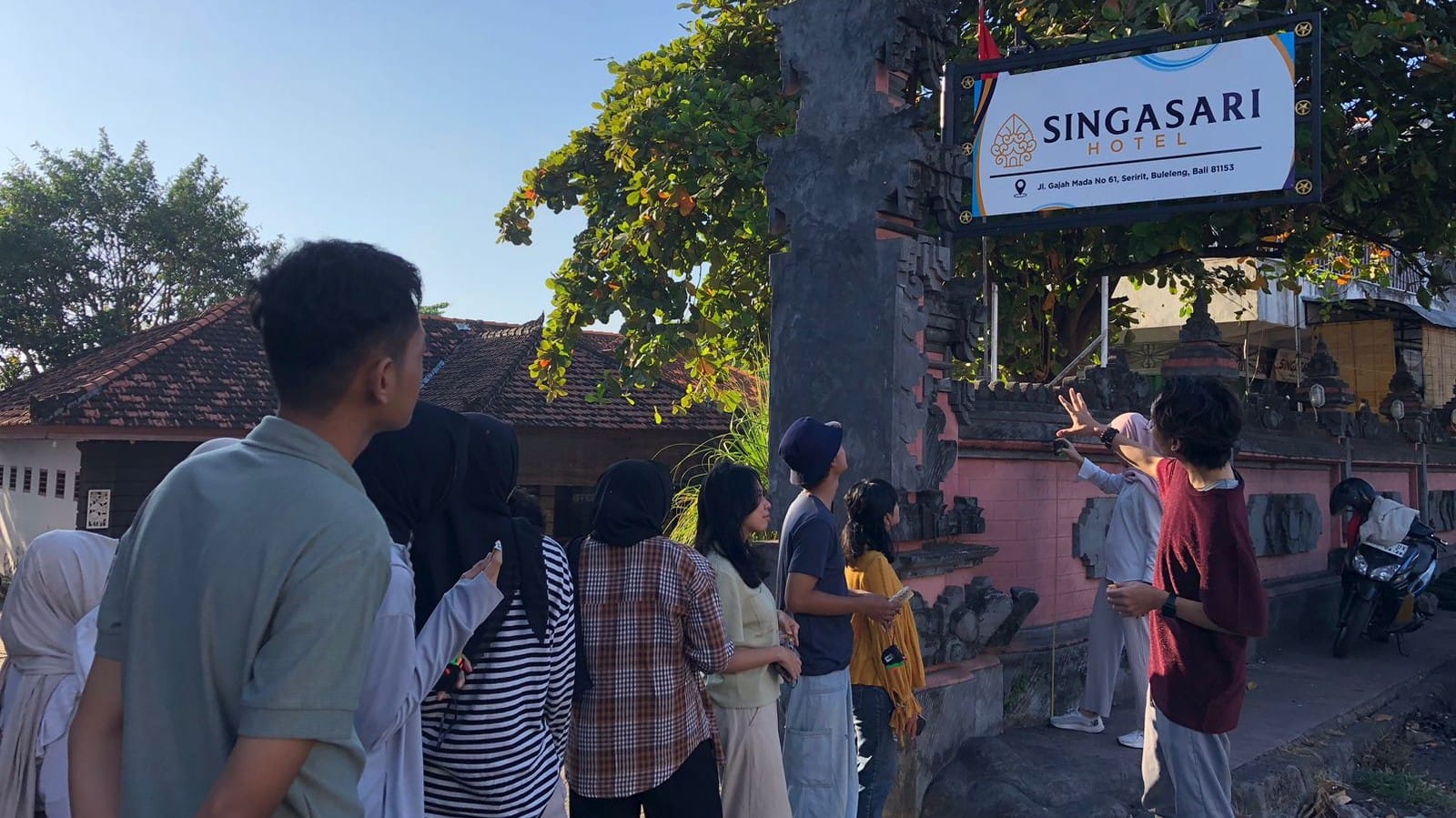 Tim KKN Abmas berkunjung ke Hotel Singasari