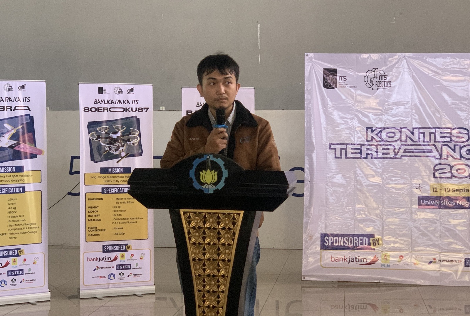 General Manager Tim Bayucaraka ITS Raditya Eka Putra saat menjelaskan kesiapan timnya untuk bertanding di KRTI Nasional 2024 pada acara Grand Launching di Gedung Pusat Robotika ITS