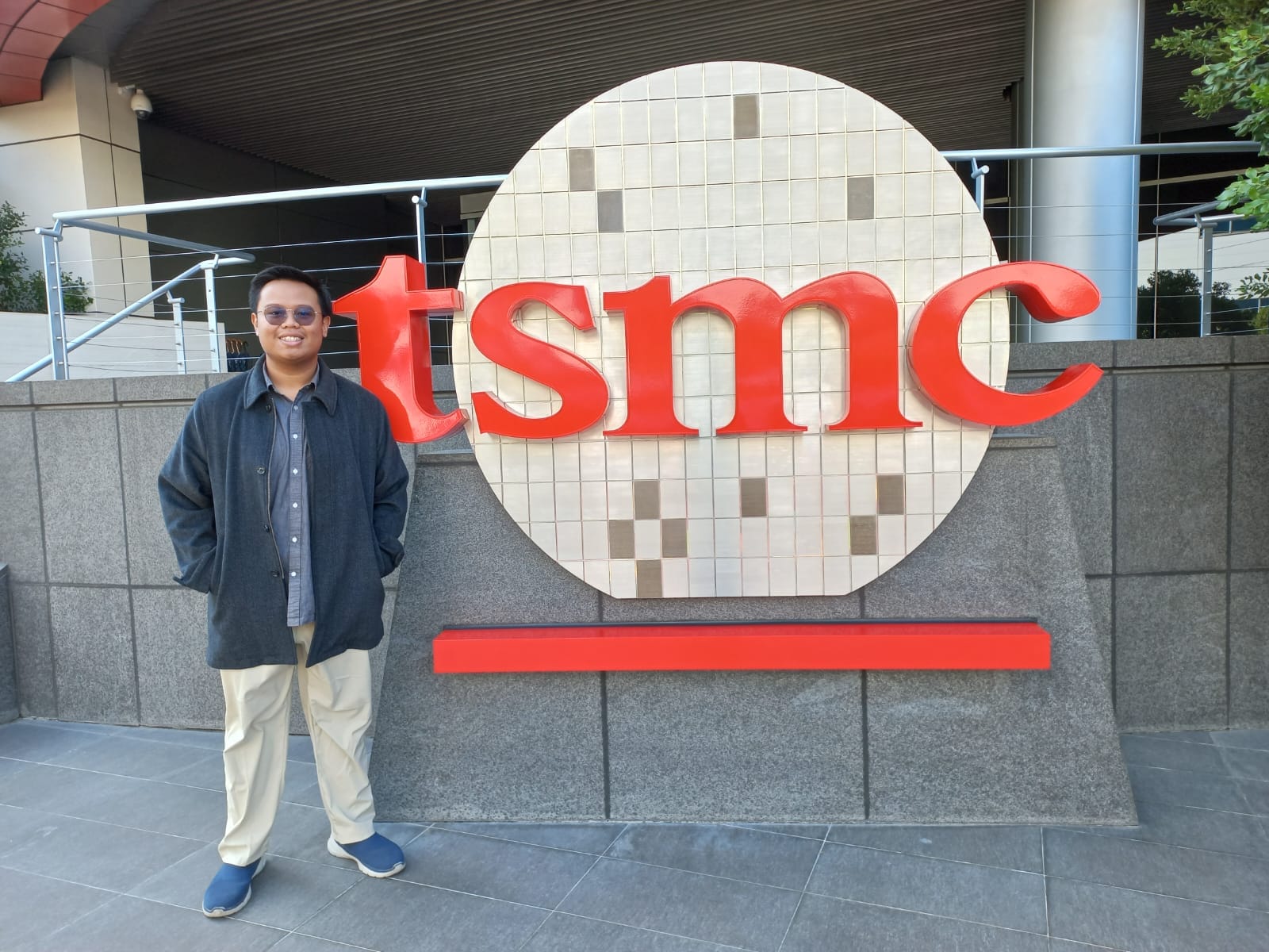 Hendy Gilang Syahputra ketika melakukan kunjungan ke Taiwan Semiconductor Manufacturing