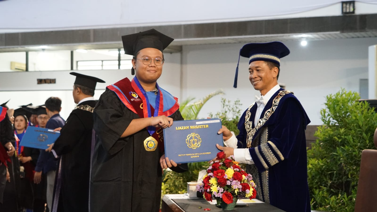 Hendy Gilang Syahputra (kiri) bersama Rektor ITS Ir Bambang Pramujati ST MScEng PhD ketika dikukuhkan resmi sebagai lulusan S2 pada Wisuda ke-130 ITS