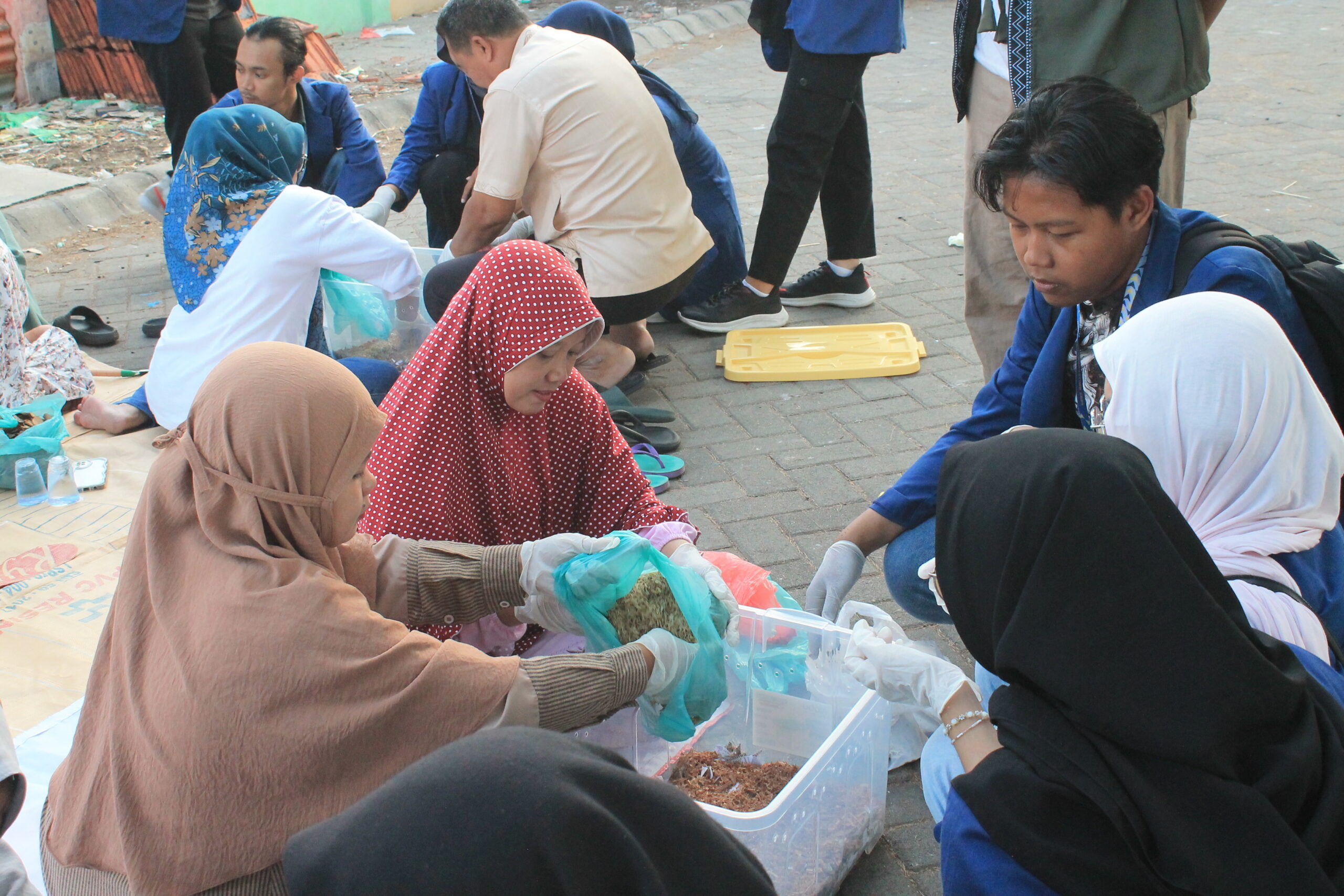 Gambar masyarakat melakukan praktik pengomposan