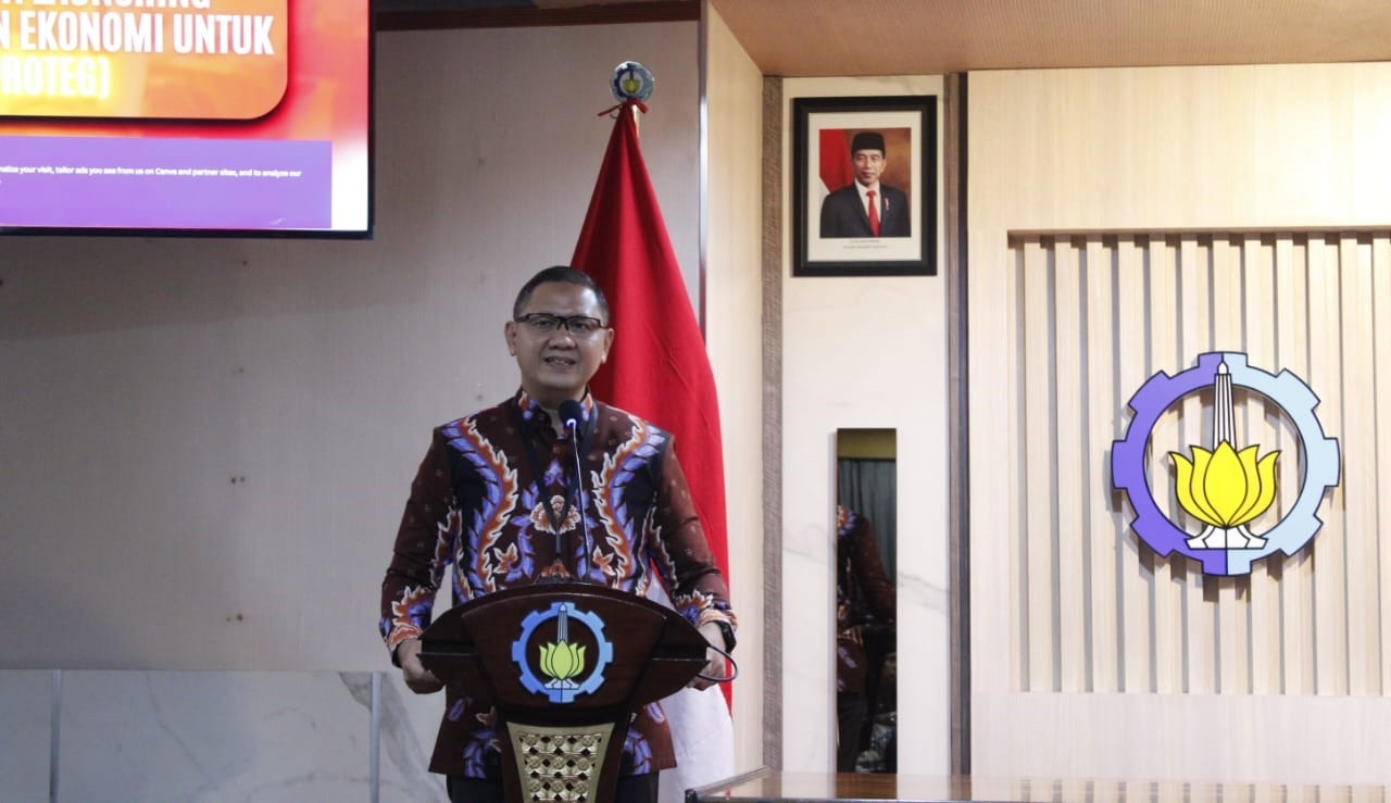 Kepala Dinas Pendidikan Provinsi Jawa Timur Dr Aries Agung Paewai STP MM saat mempresentasikan kondisi para guru honorer di Jawa Timur