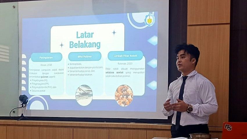 Kornelius Sofinner Ndruru saat mempresentasikan penelitiannya tentang pemanfaatan limbah filter rokok sebagai campuran jalan aspal untuk tugas akhirnya