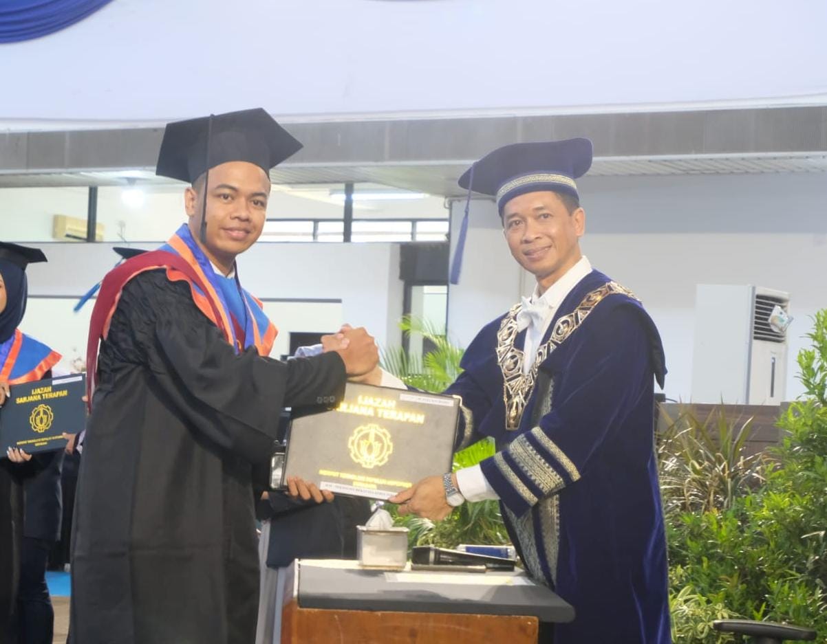 M Aldi Nugraha (kiri) bersama Rektor ITS Ir Bambang Pramujati ST MScEng PhD ketika dikukuhkan resmi sebagai lulusan S1 pada hari terakhir Wisuda ke-130 ITS